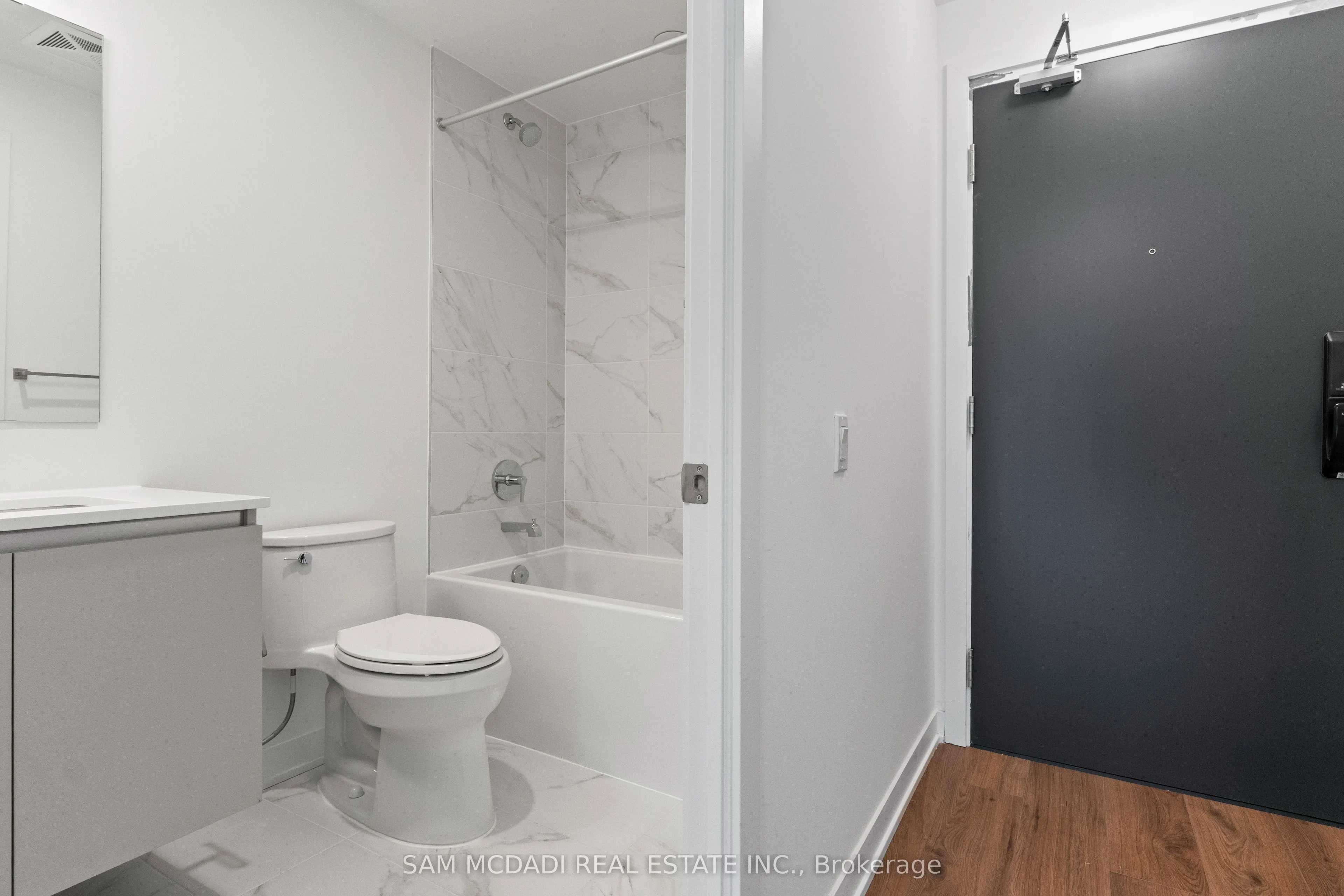 395 Dundas Street, #819