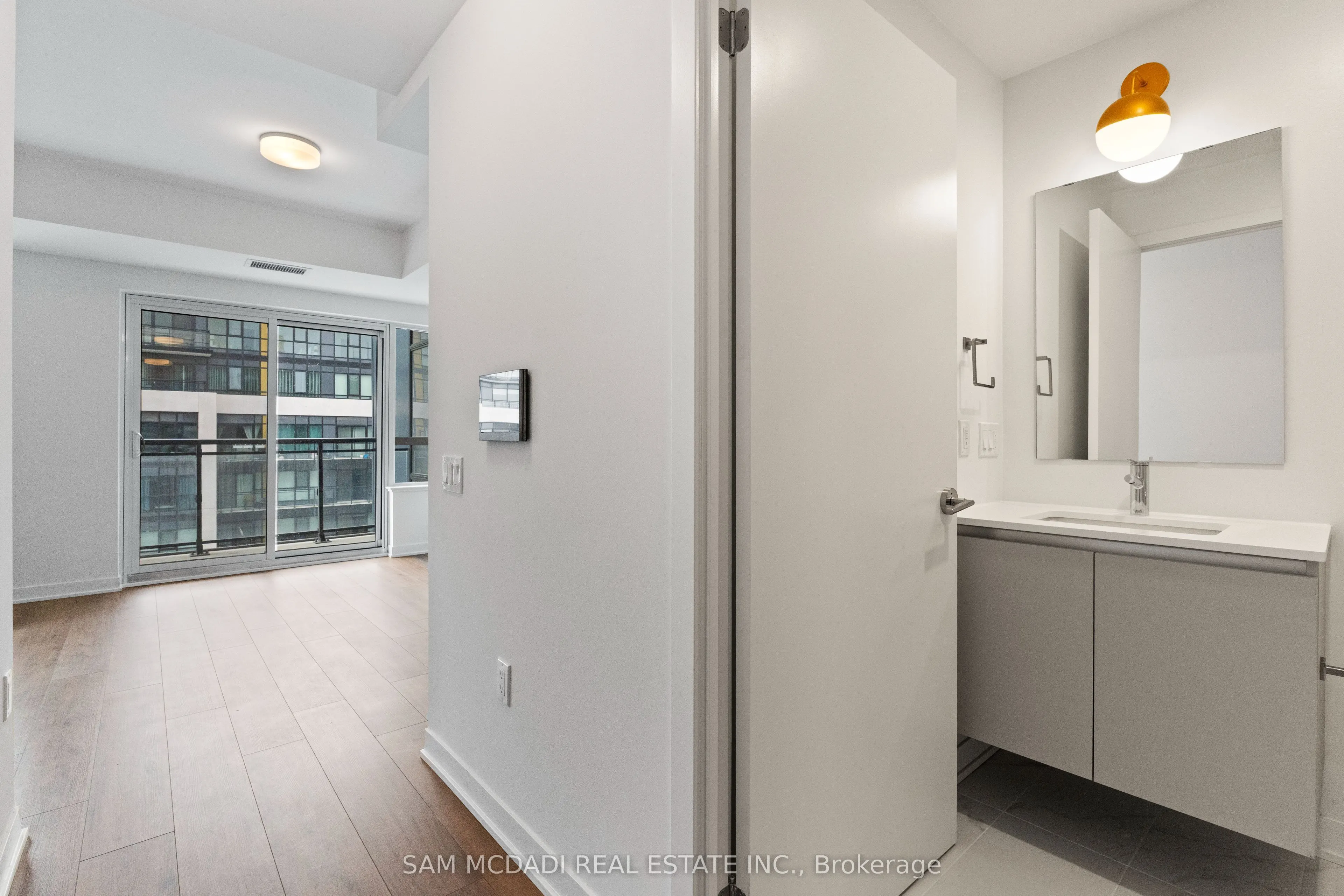 395 Dundas Street, #819