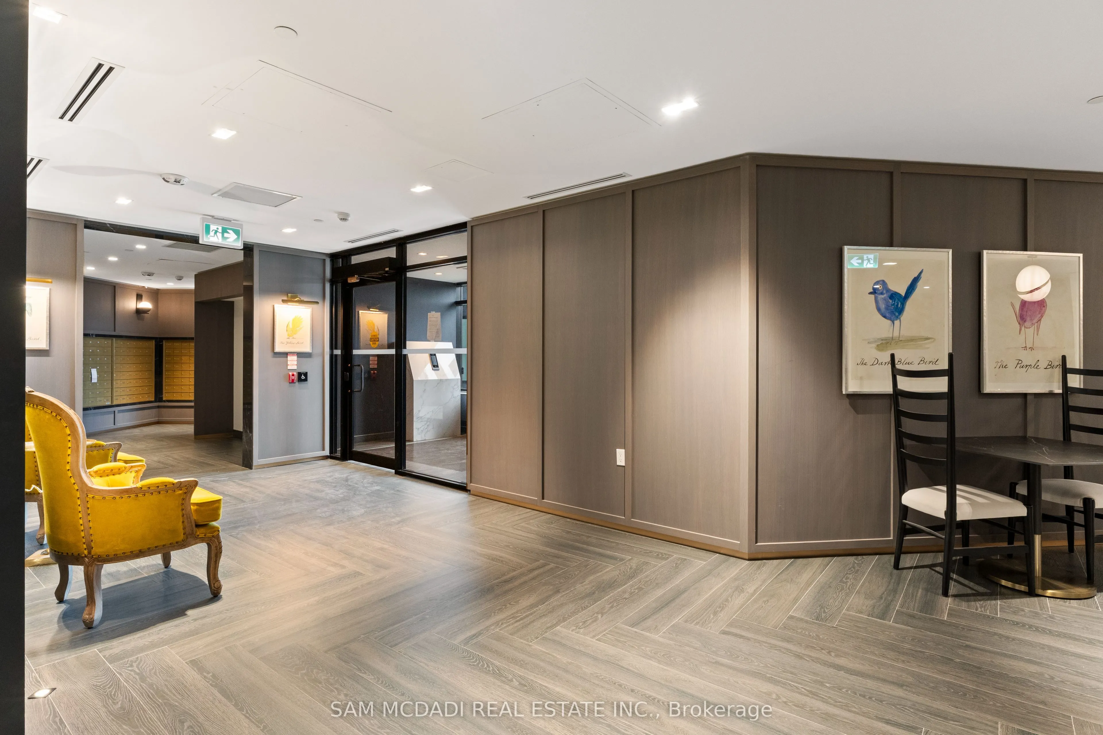 395 Dundas Street, #819