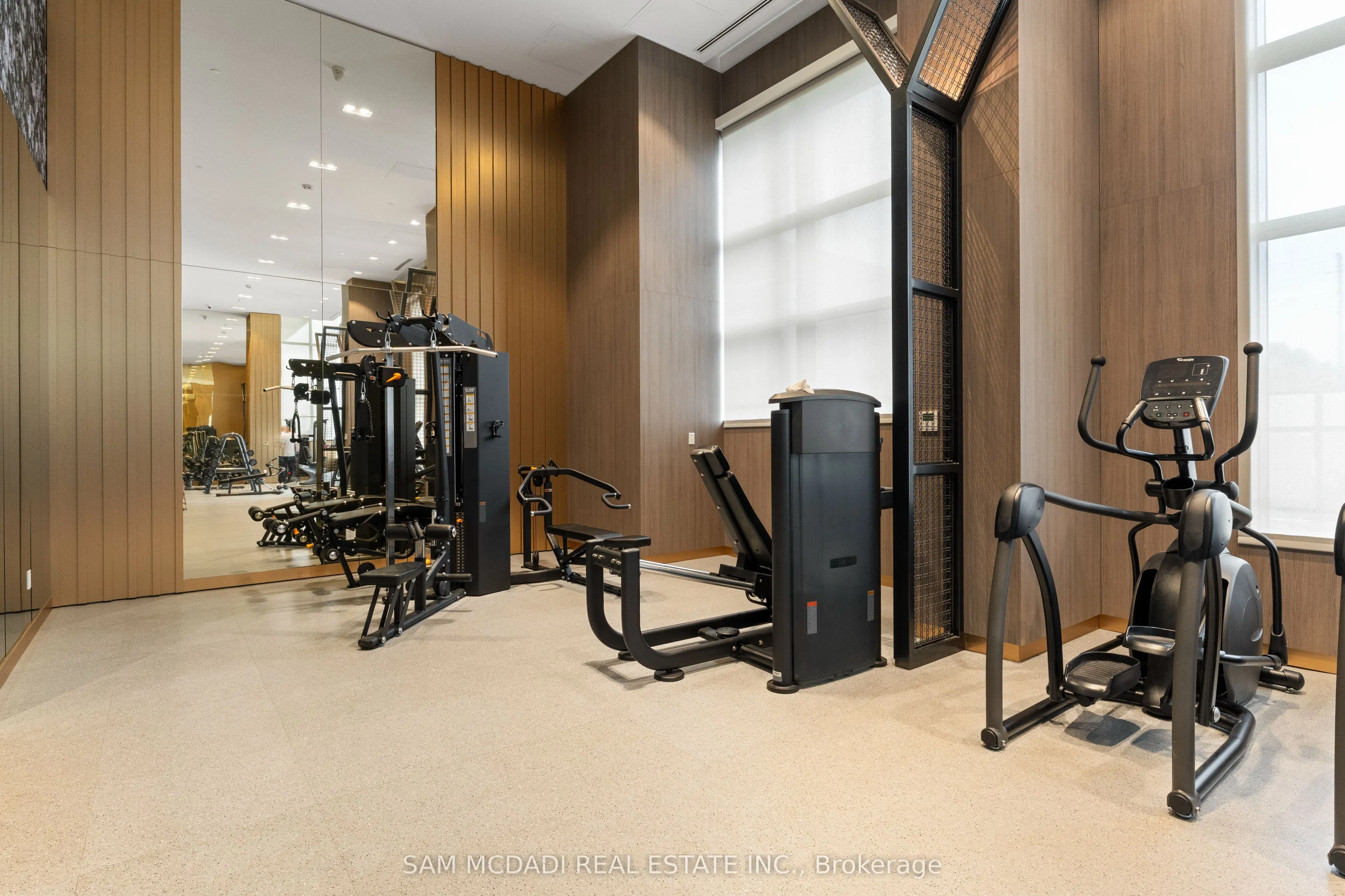 395 Dundas Street, #819