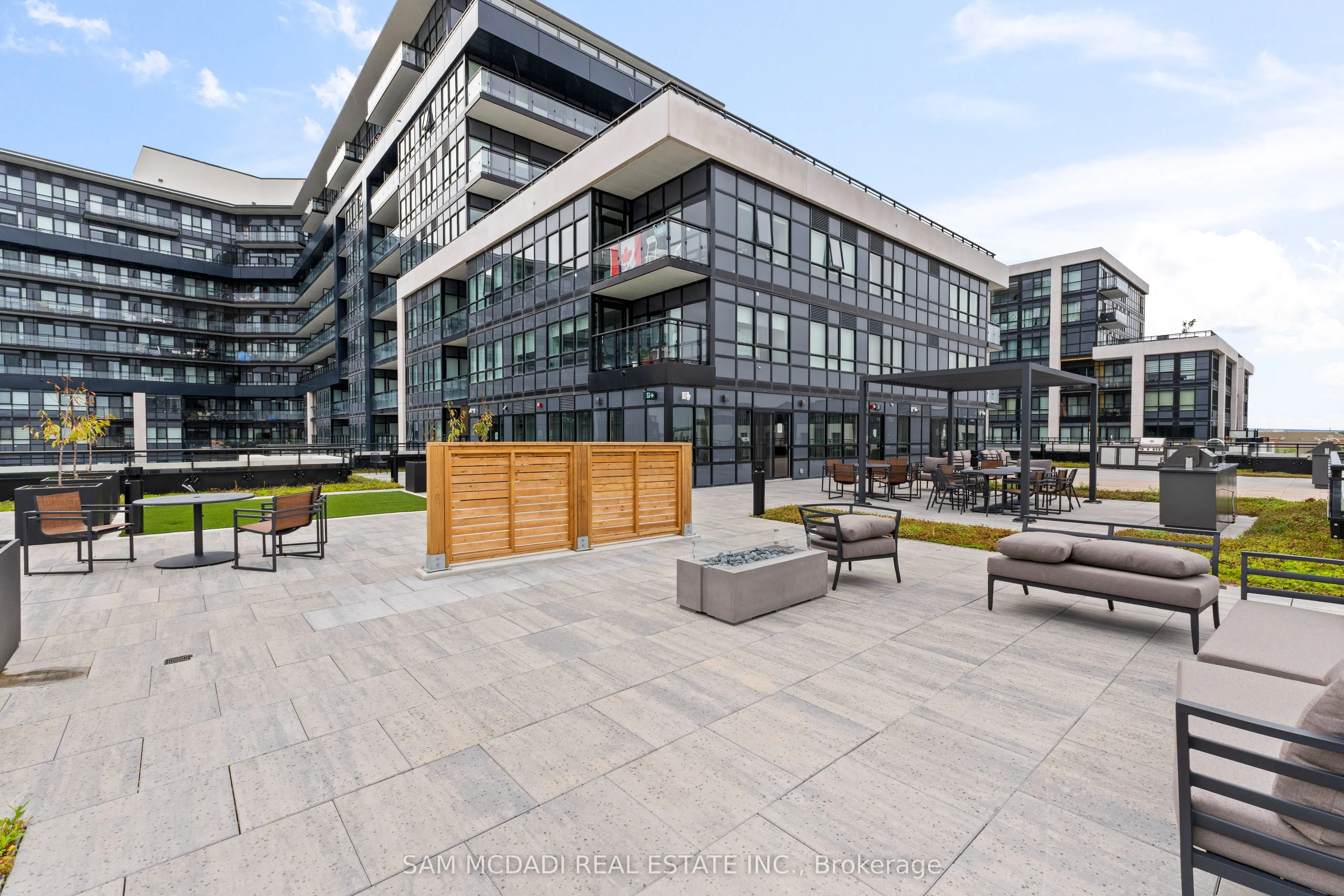 395 Dundas Street, #819