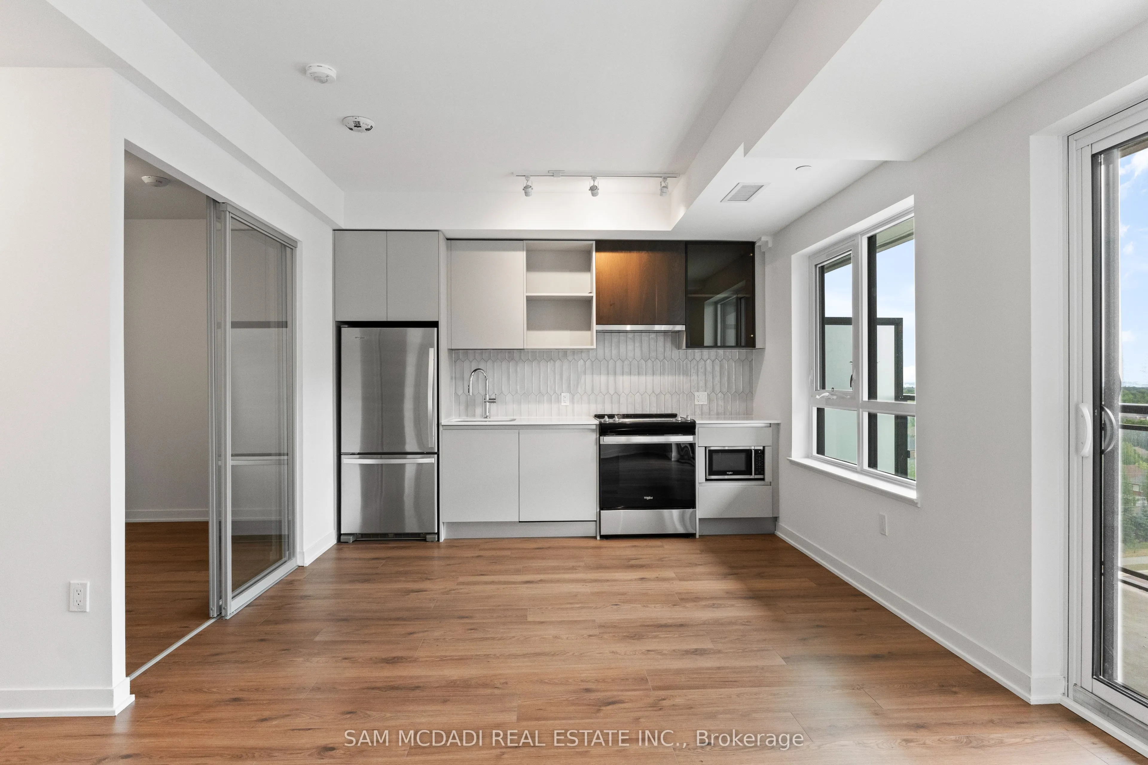 395 Dundas Street, #819