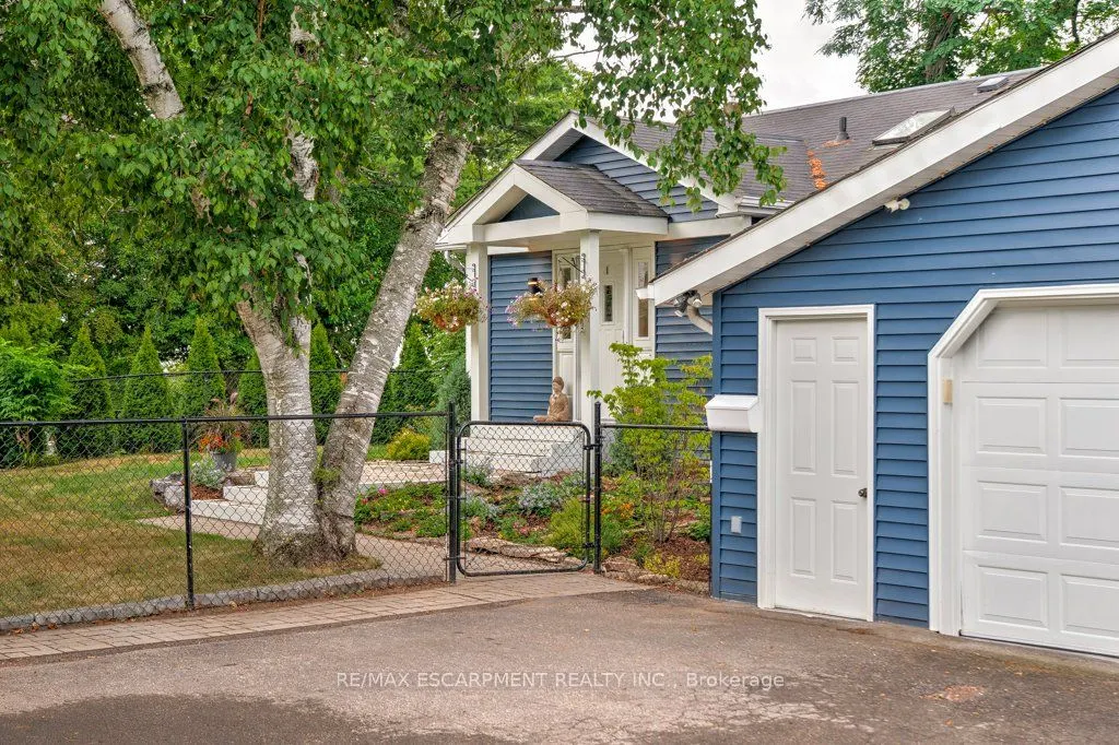 636 WEST OVAL Drive