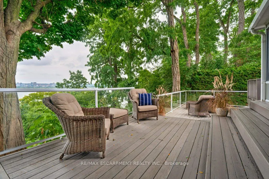 636 WEST OVAL Drive