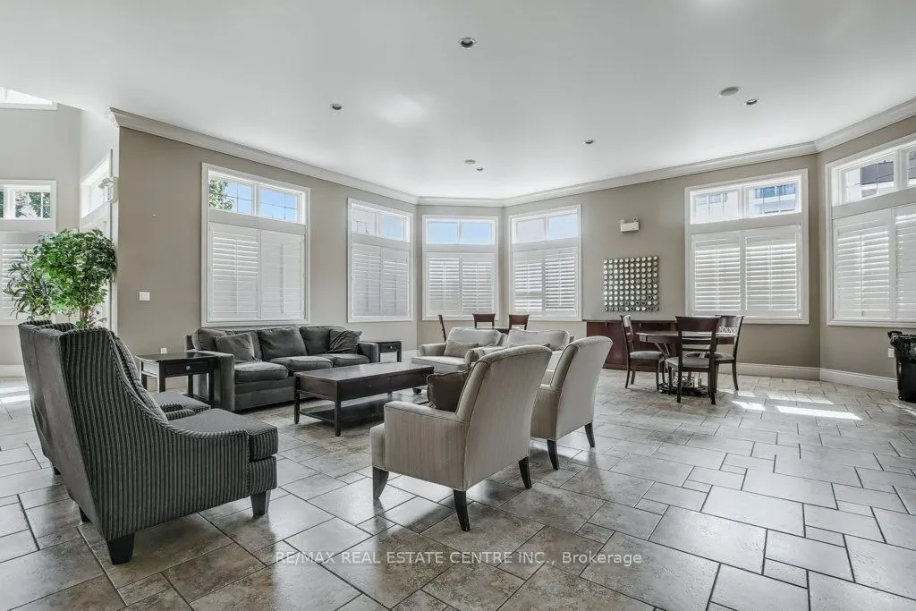 1370 Main Street E, #306