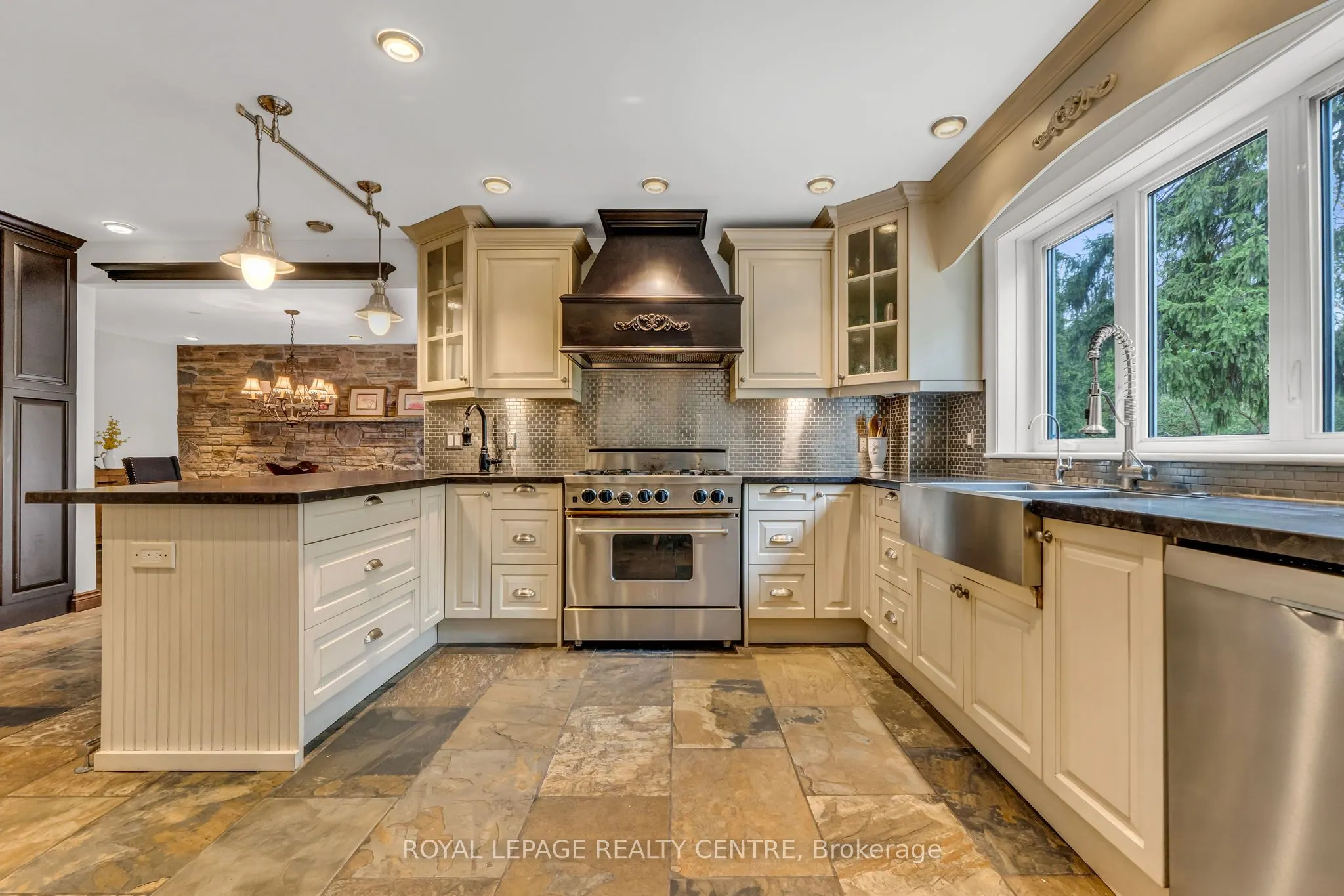 1593 Glenburnie Road