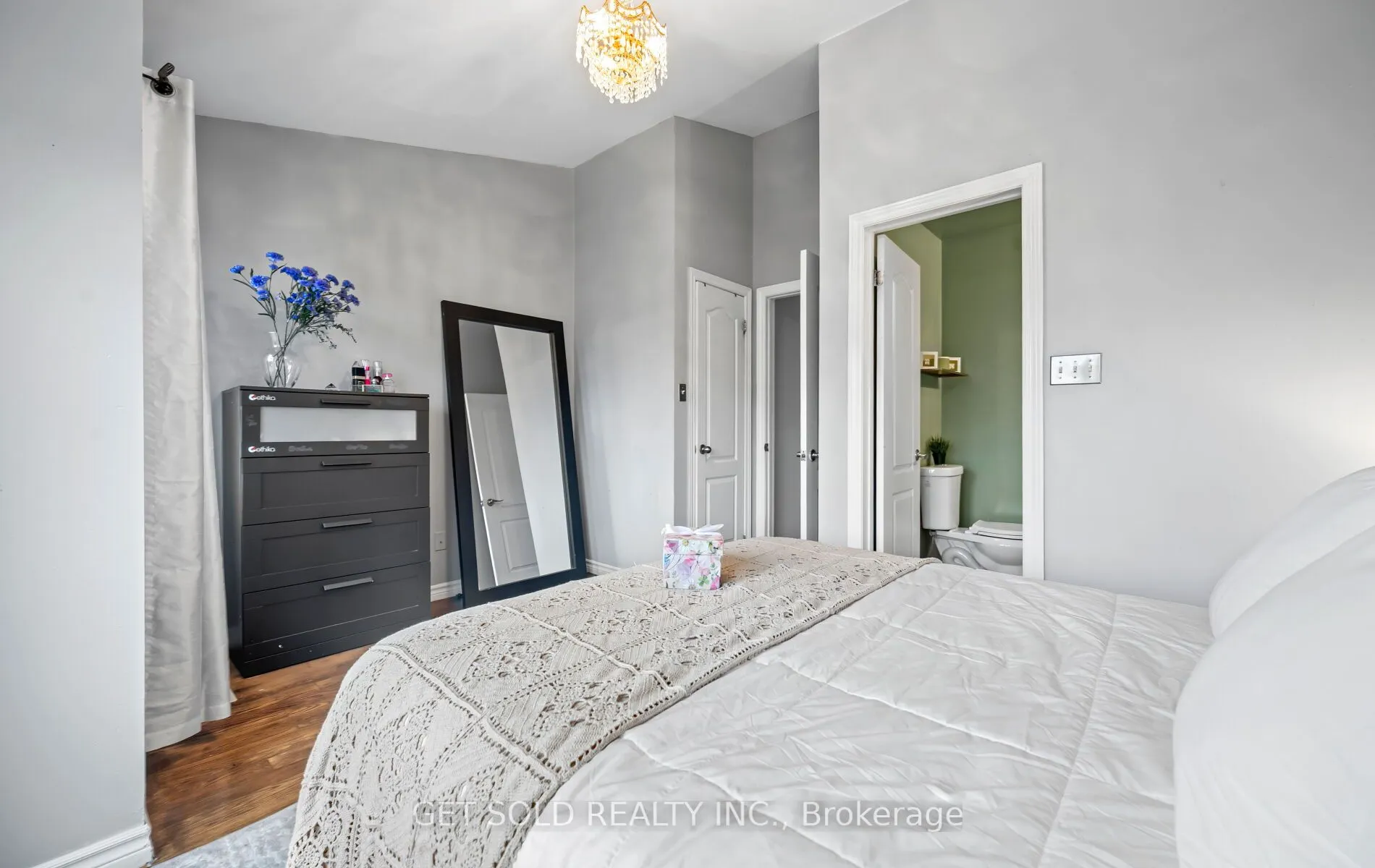 73 Piggott Mews