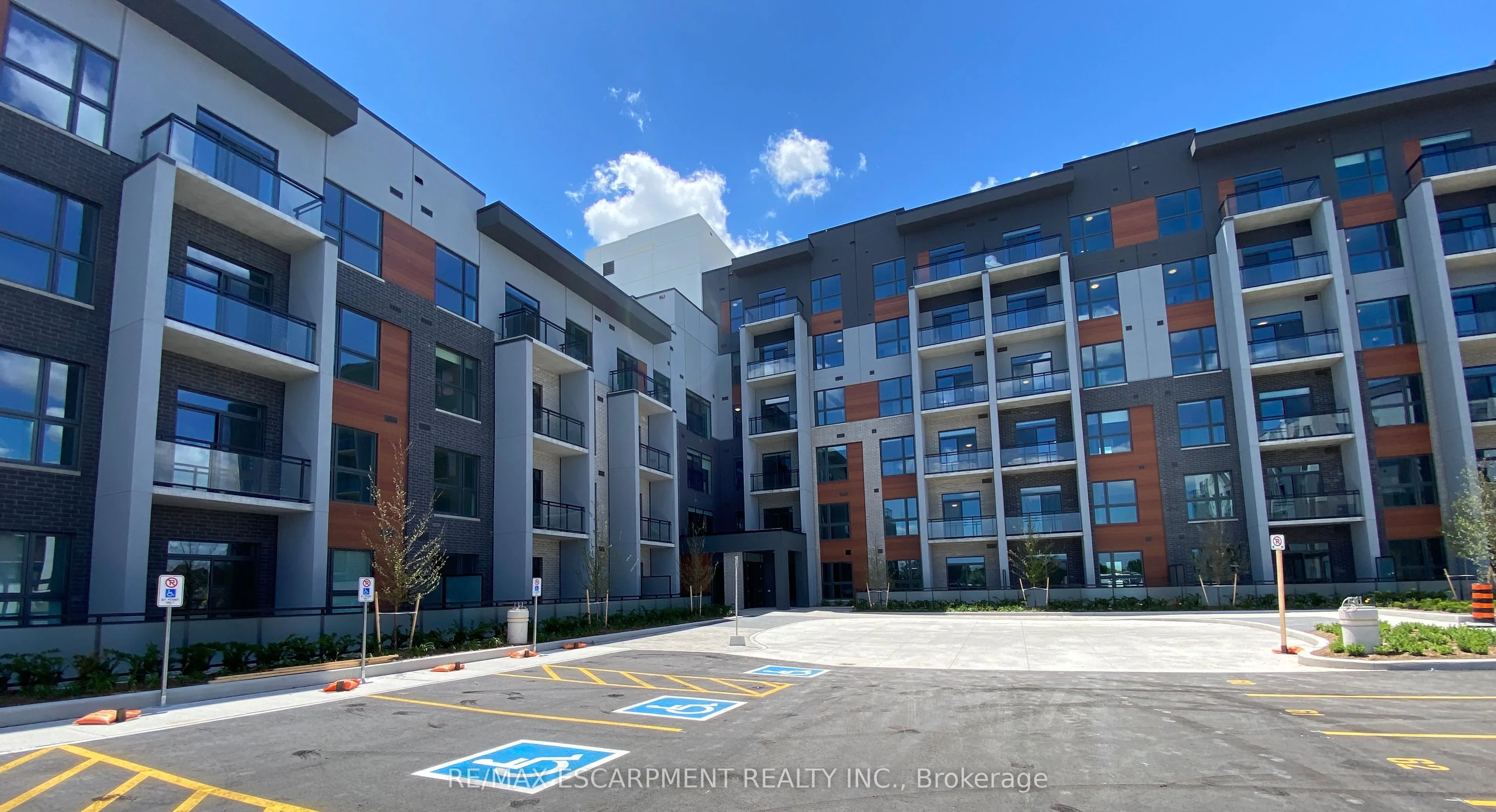95 Dundas Street W, #214