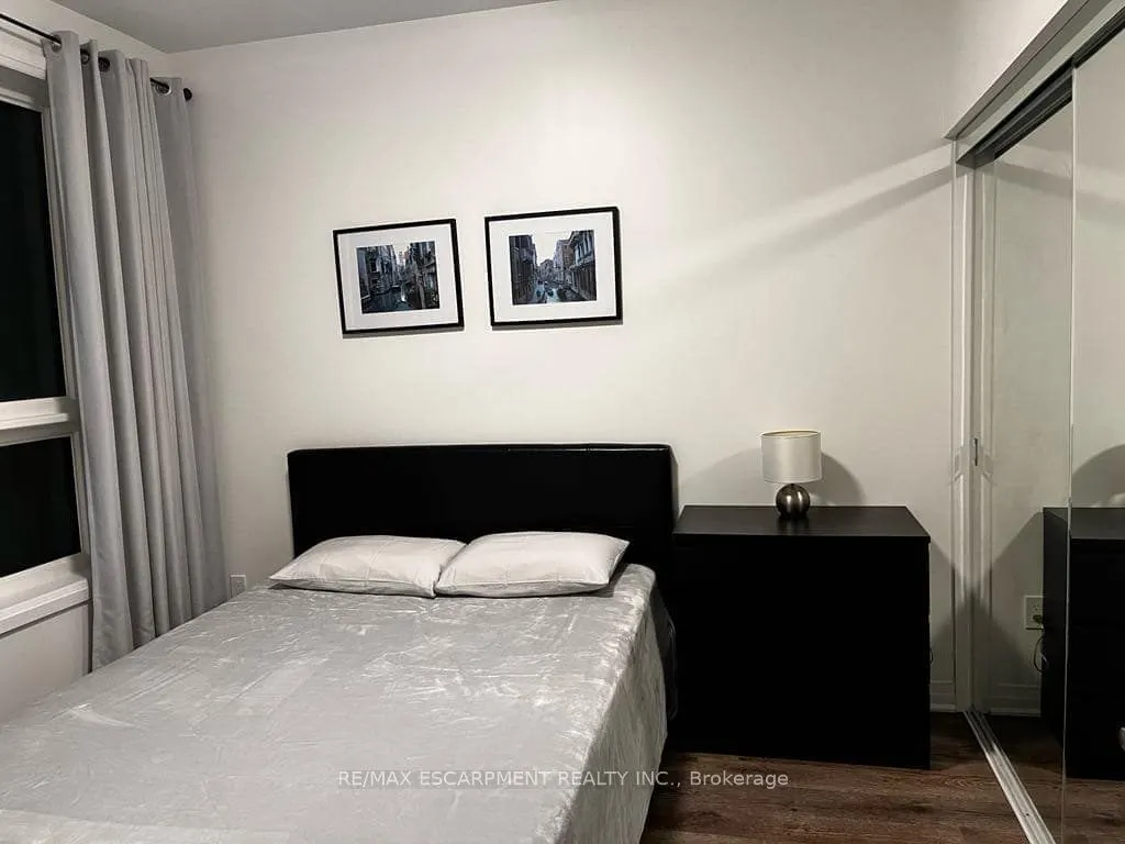 95 Dundas Street W, #214