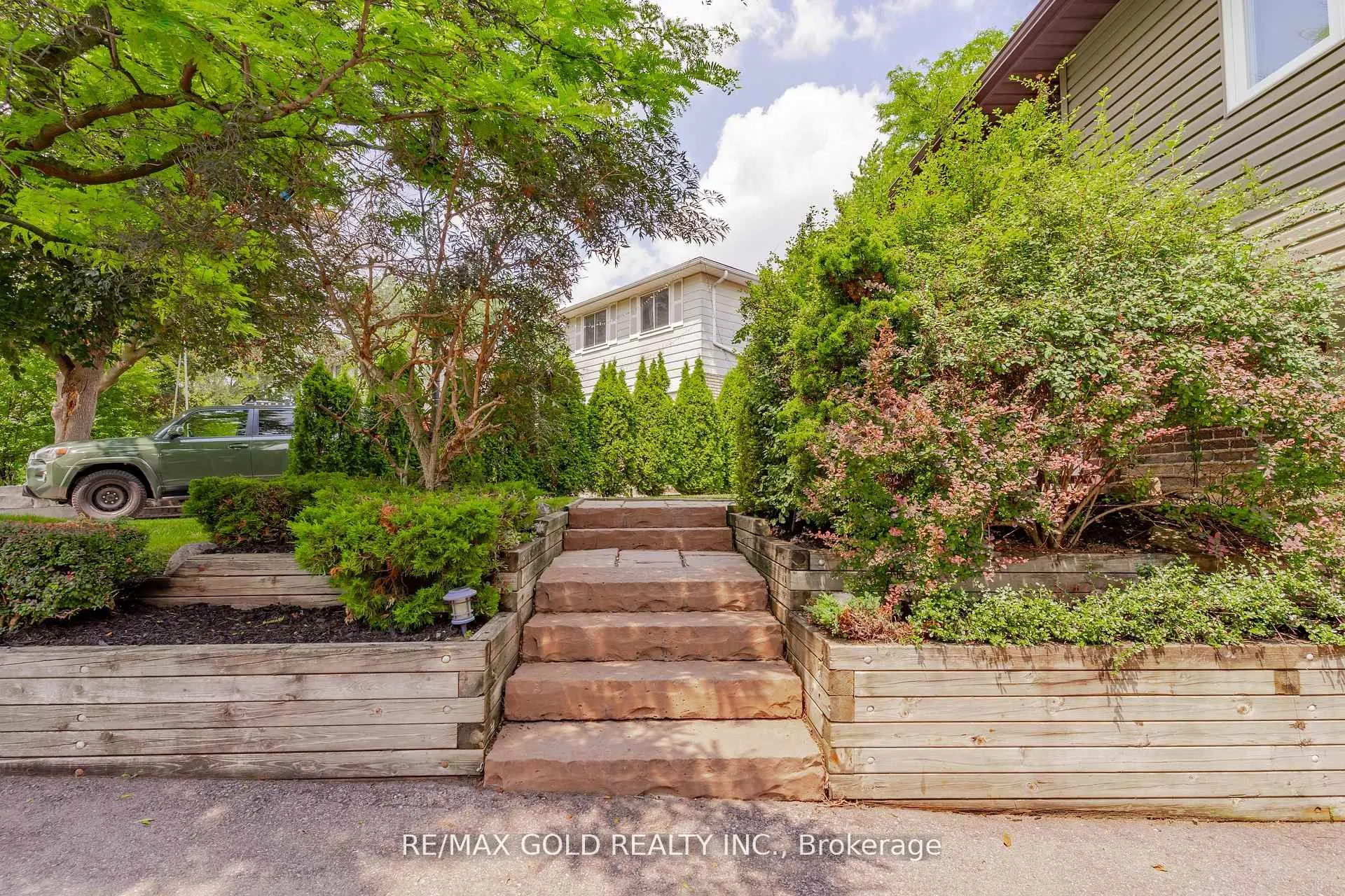 23 Edgebrook Crescent