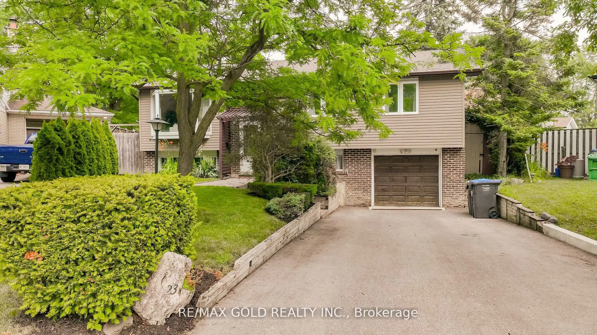 23 Edgebrook Crescent