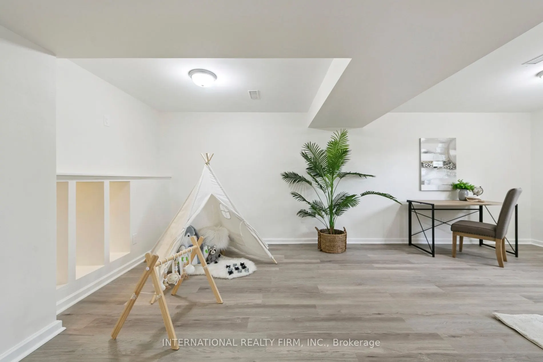 476 Lolita Gardens