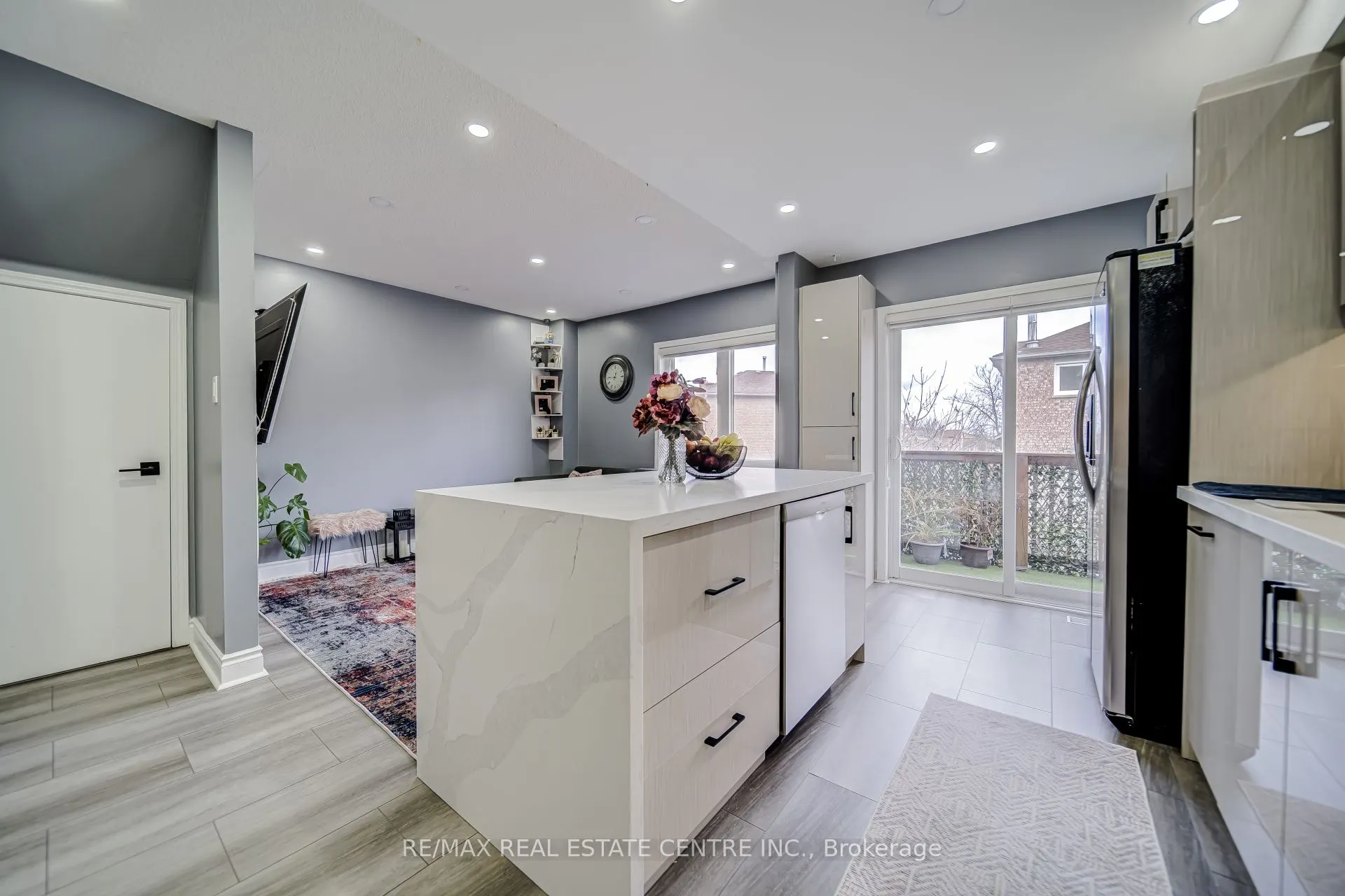 5831 Tiz Road