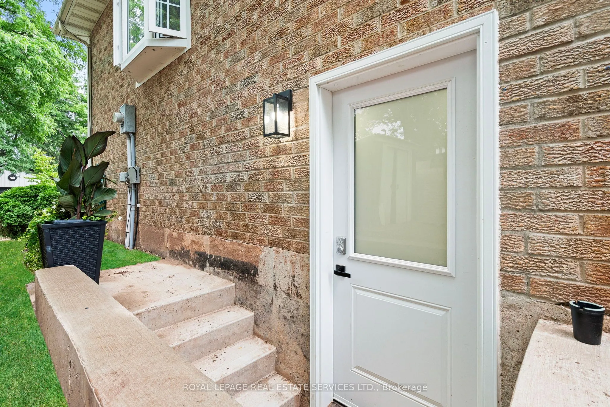 1504 Kenilworth Crescent