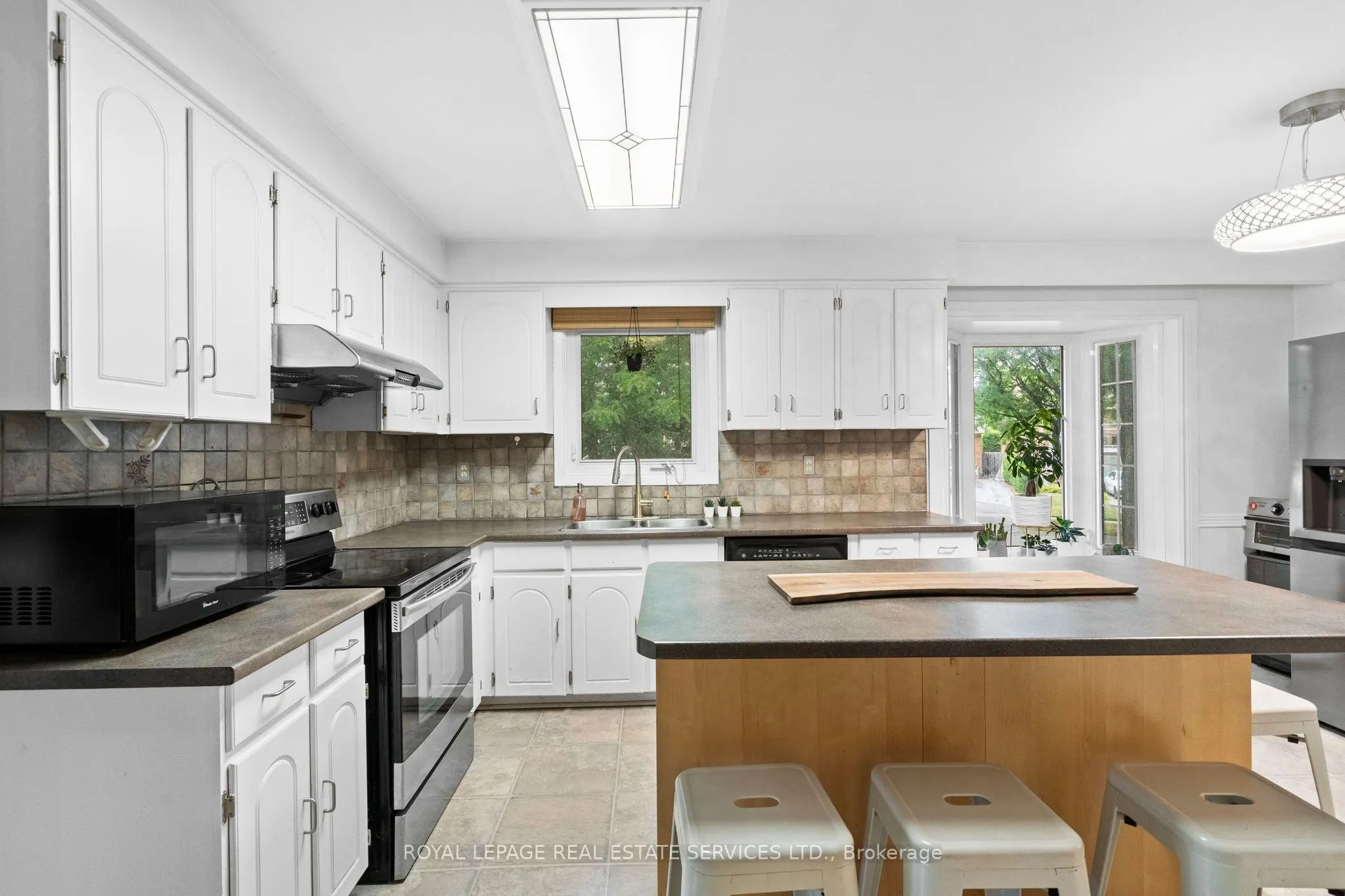 1504 Kenilworth Crescent