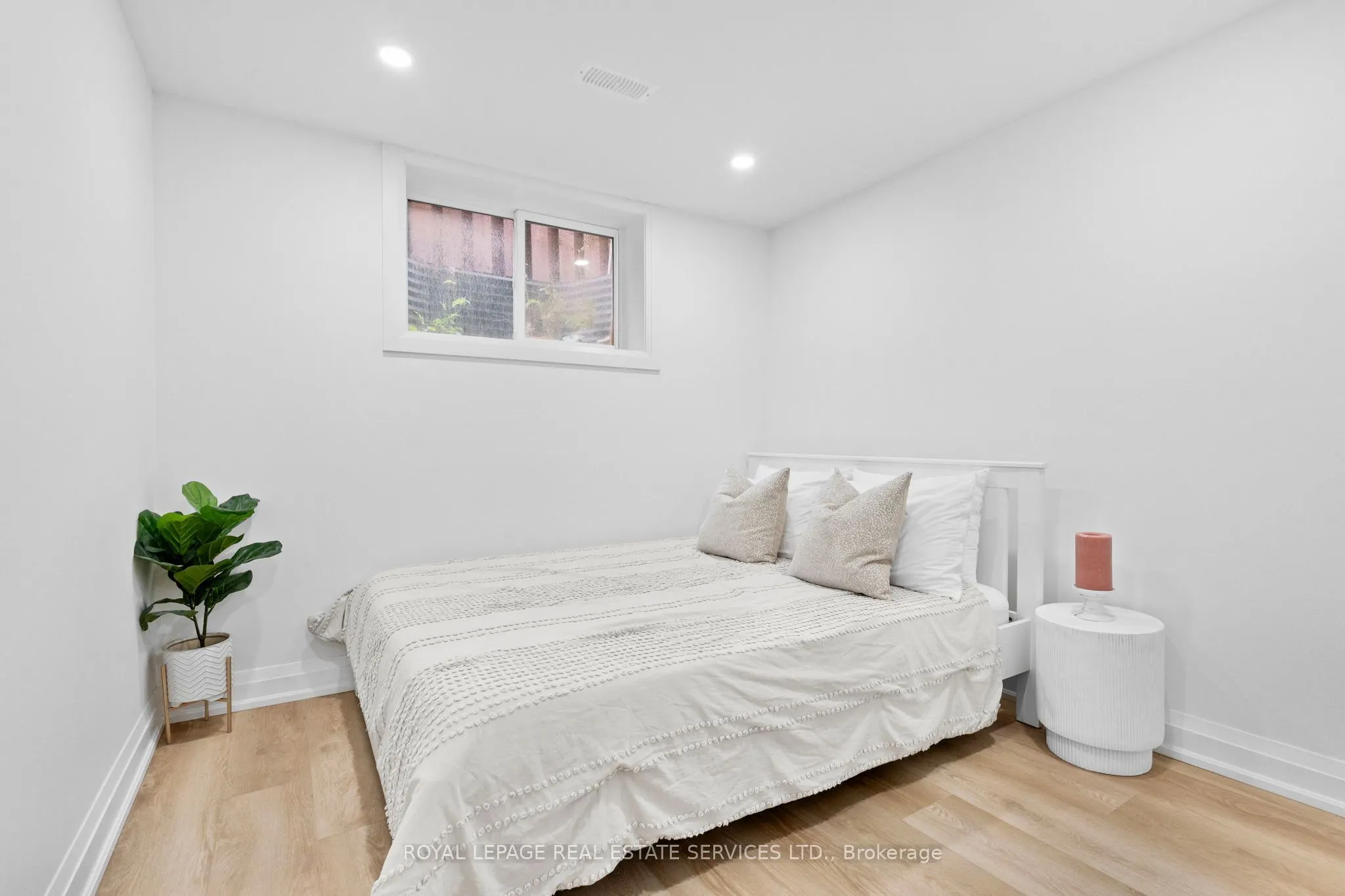 1504 Kenilworth Crescent