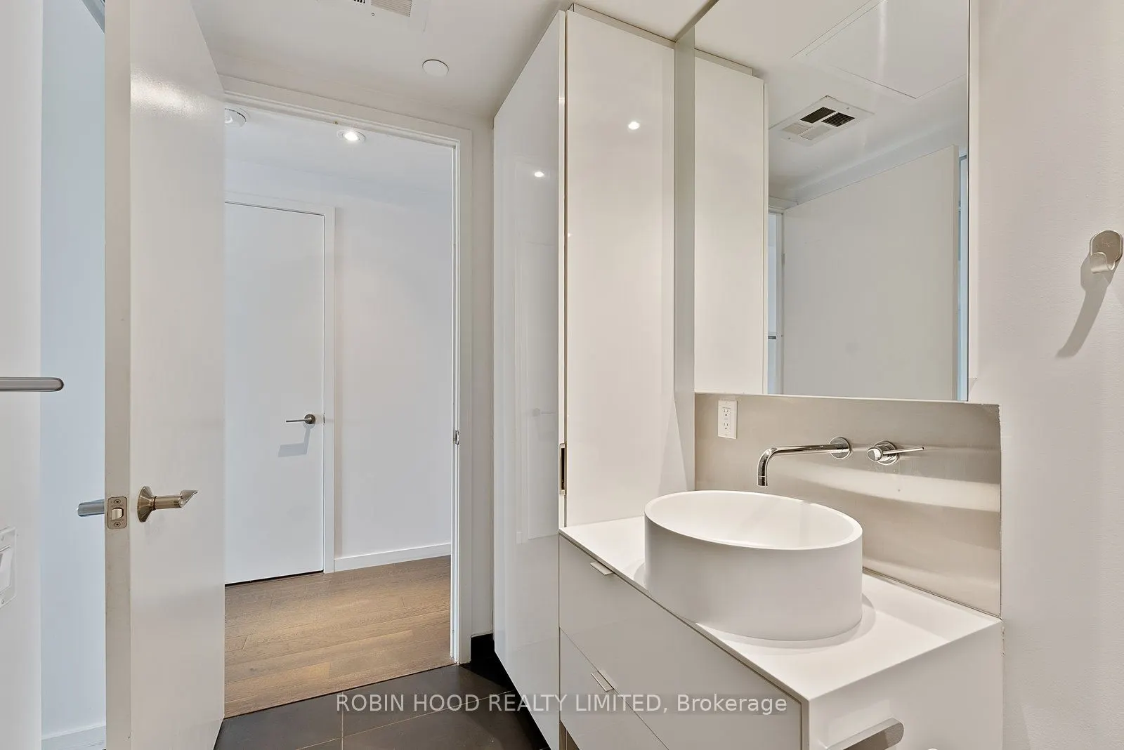 383 Sorauren Avenue, #511