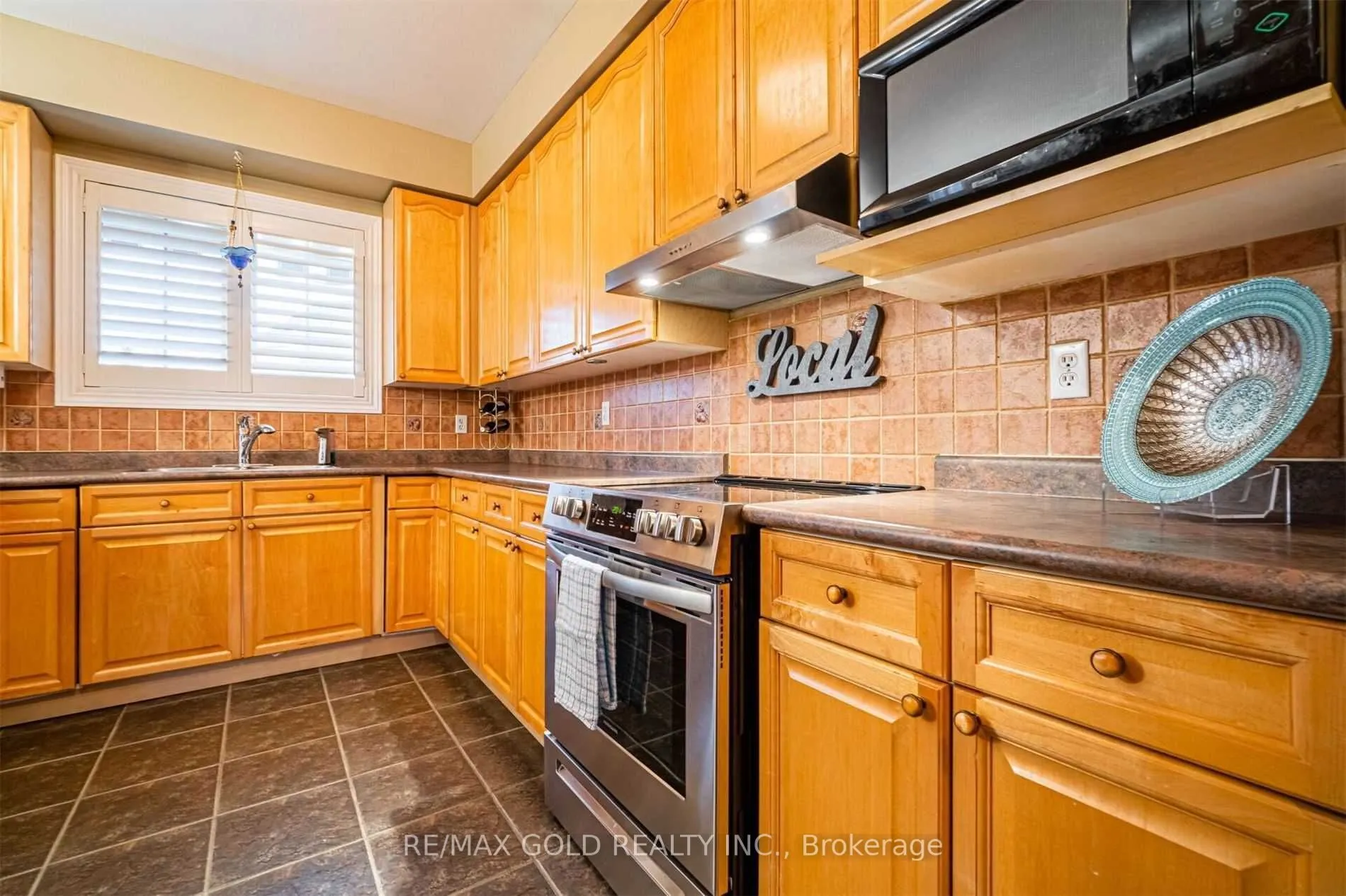 28 Hillson Court W
