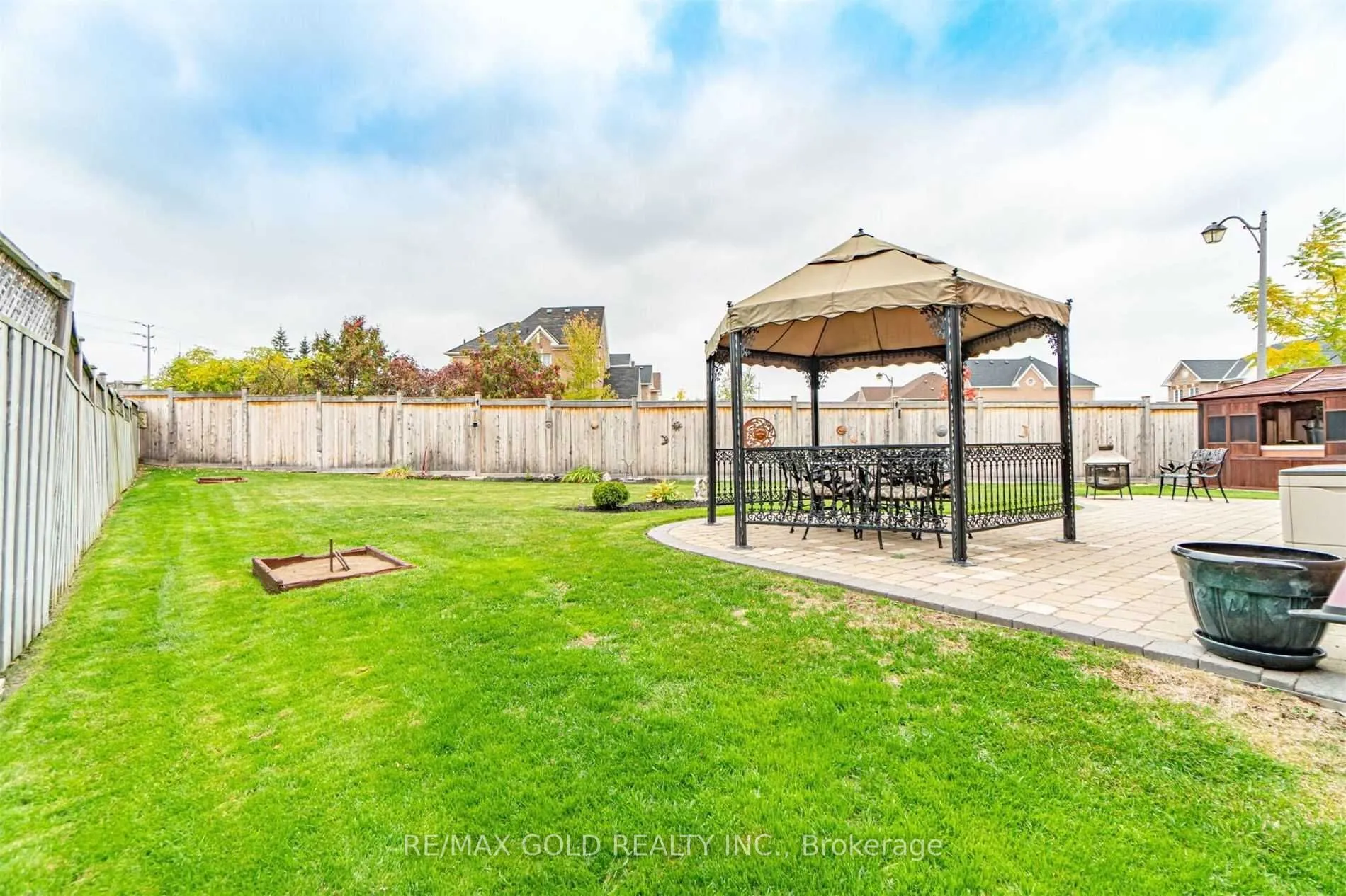 28 Hillson Court W