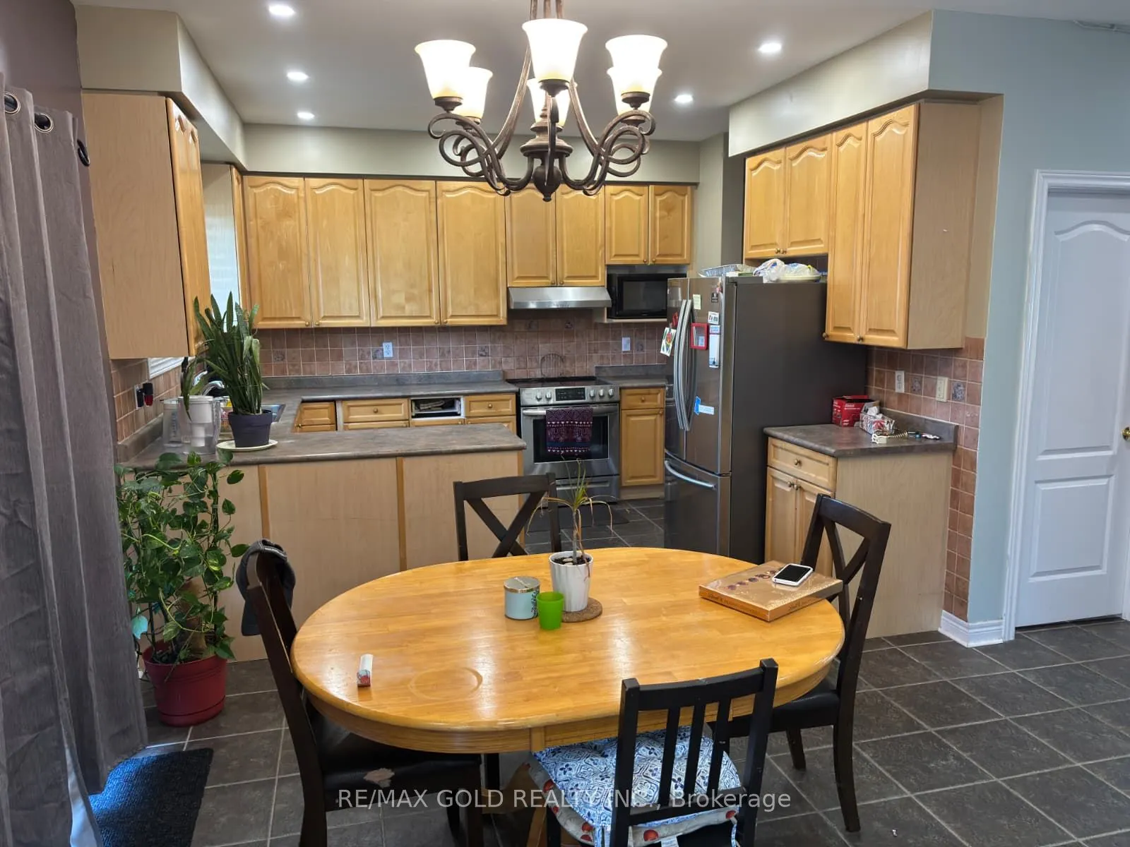 28 Hillson Court W