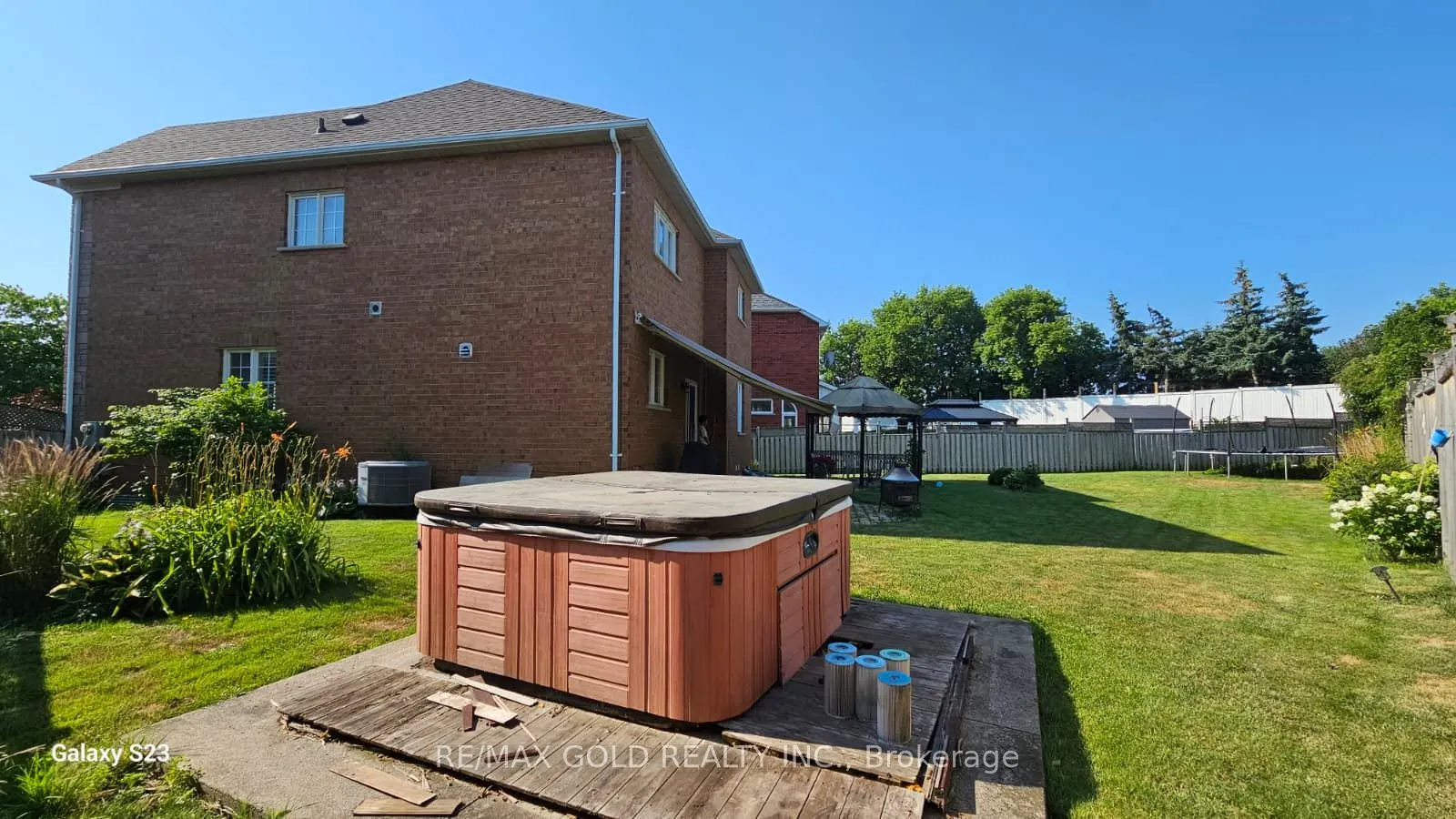 28 Hillson Court W