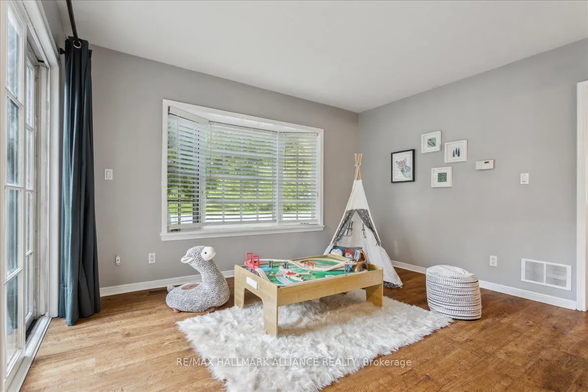 222 Alscot Crescent