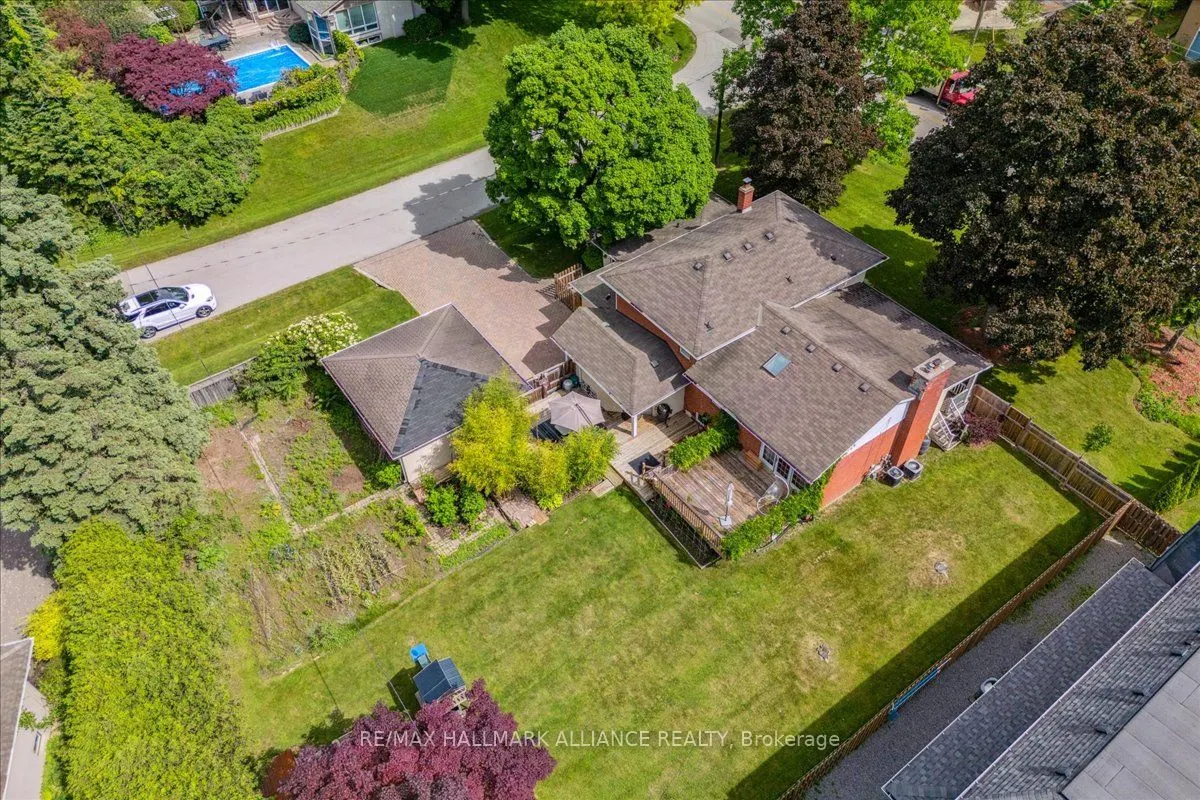 222 Alscot Crescent