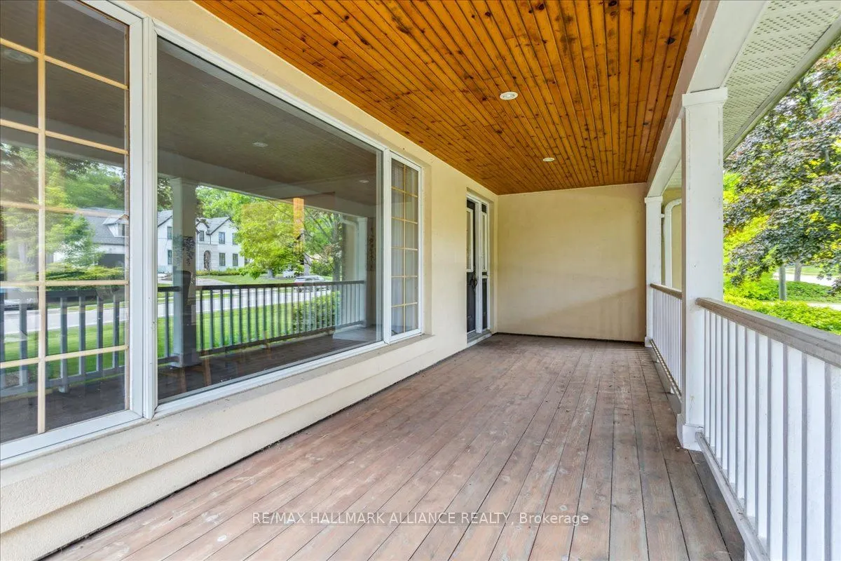 222 Alscot Crescent