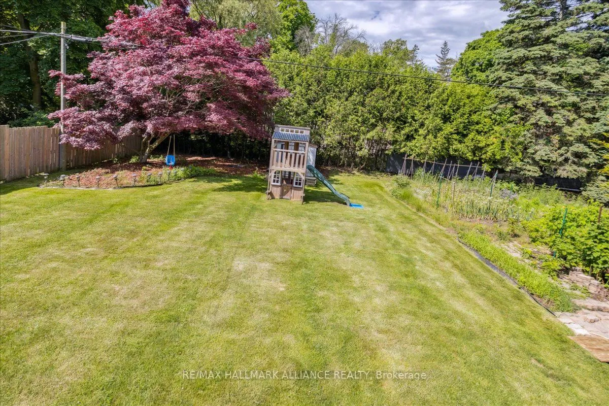 222 Alscot Crescent
