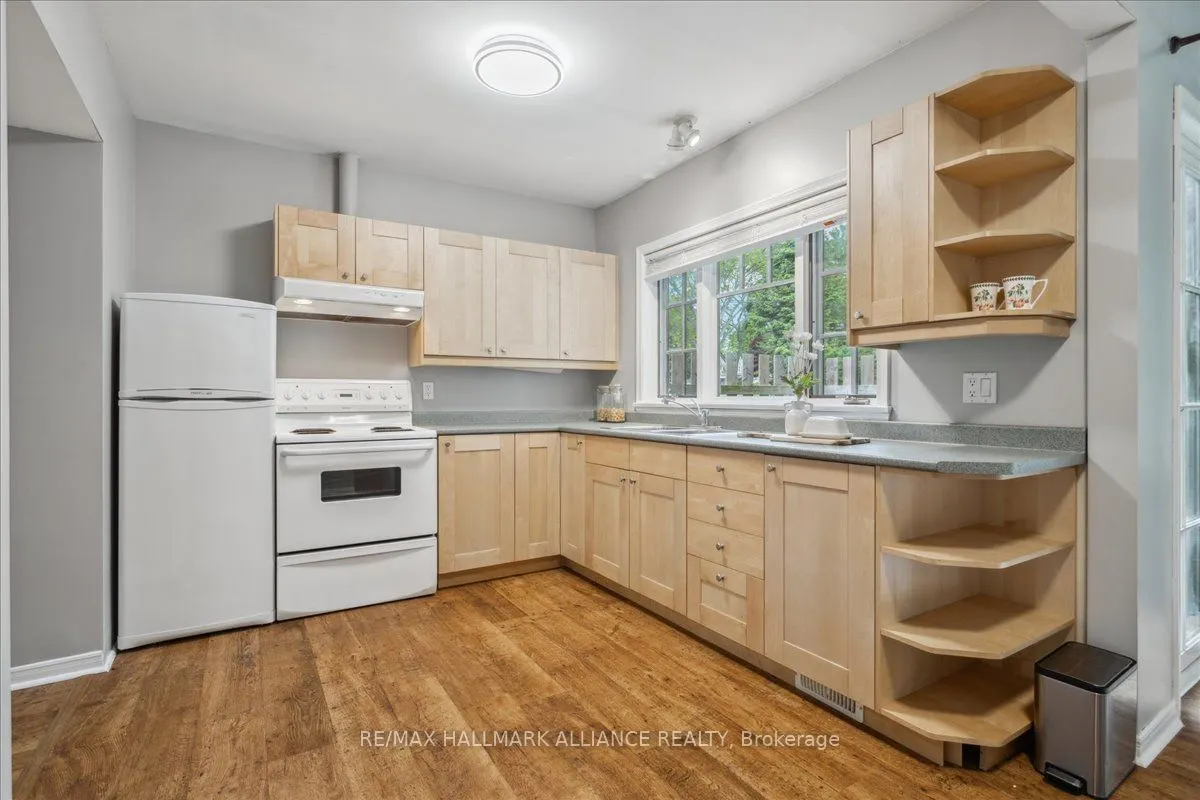 222 Alscot Crescent