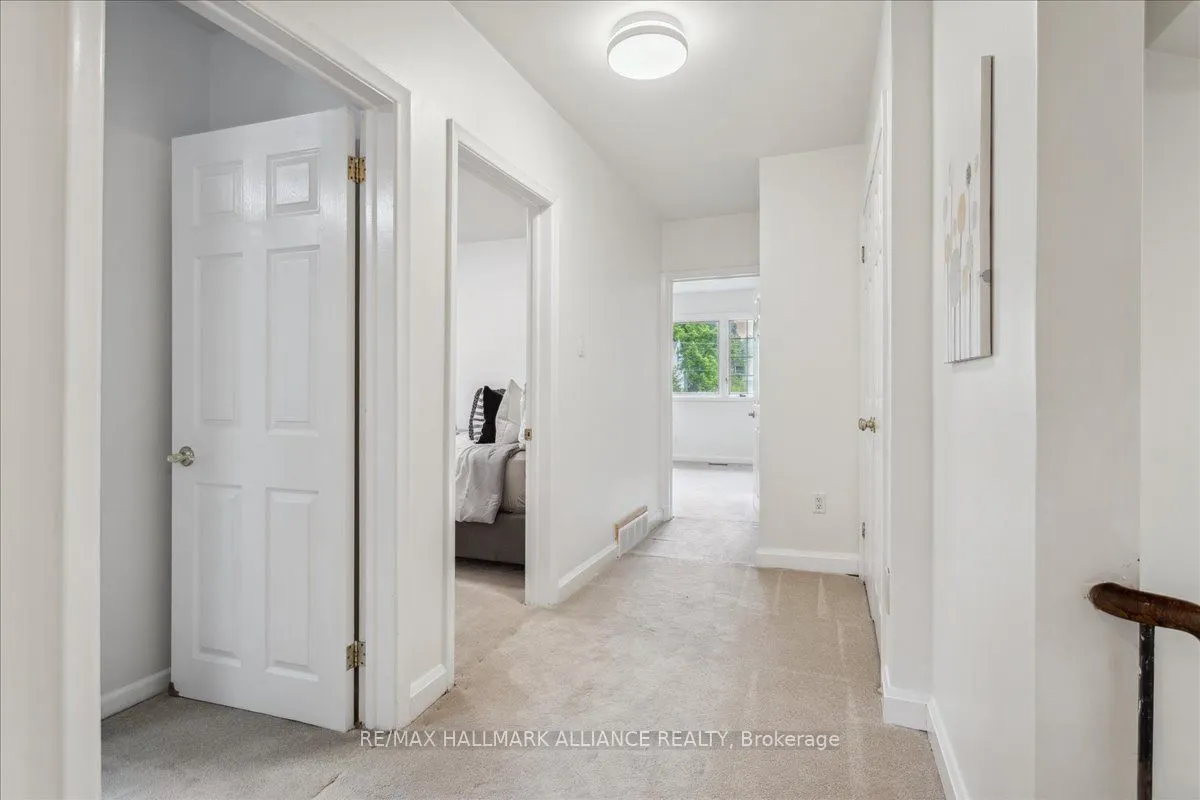 222 Alscot Crescent