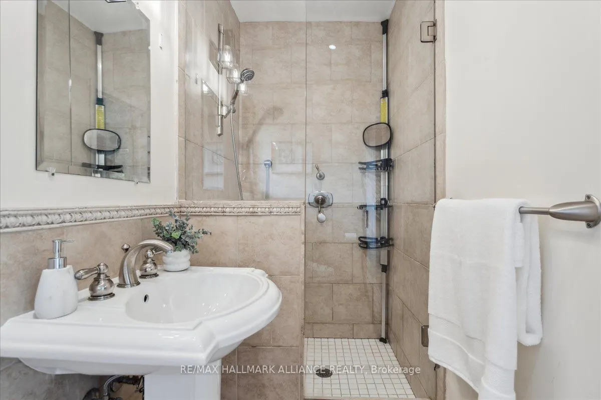 222 Alscot Crescent