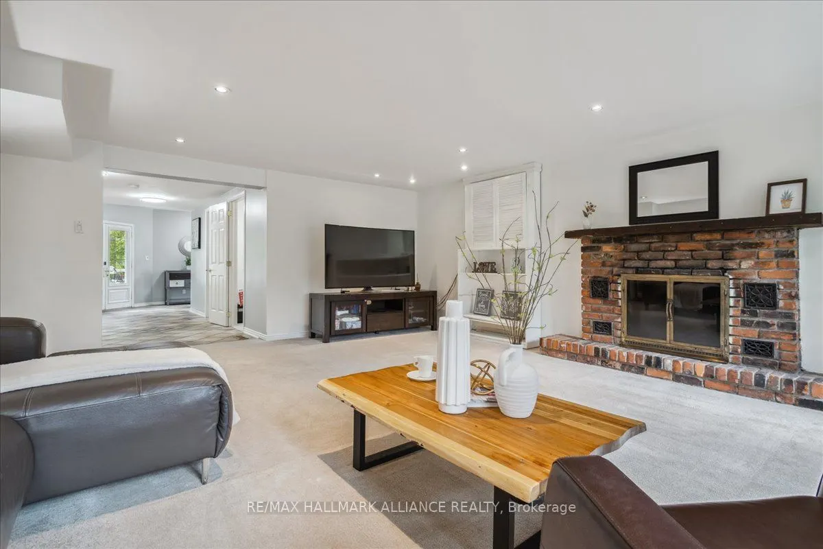 222 Alscot Crescent