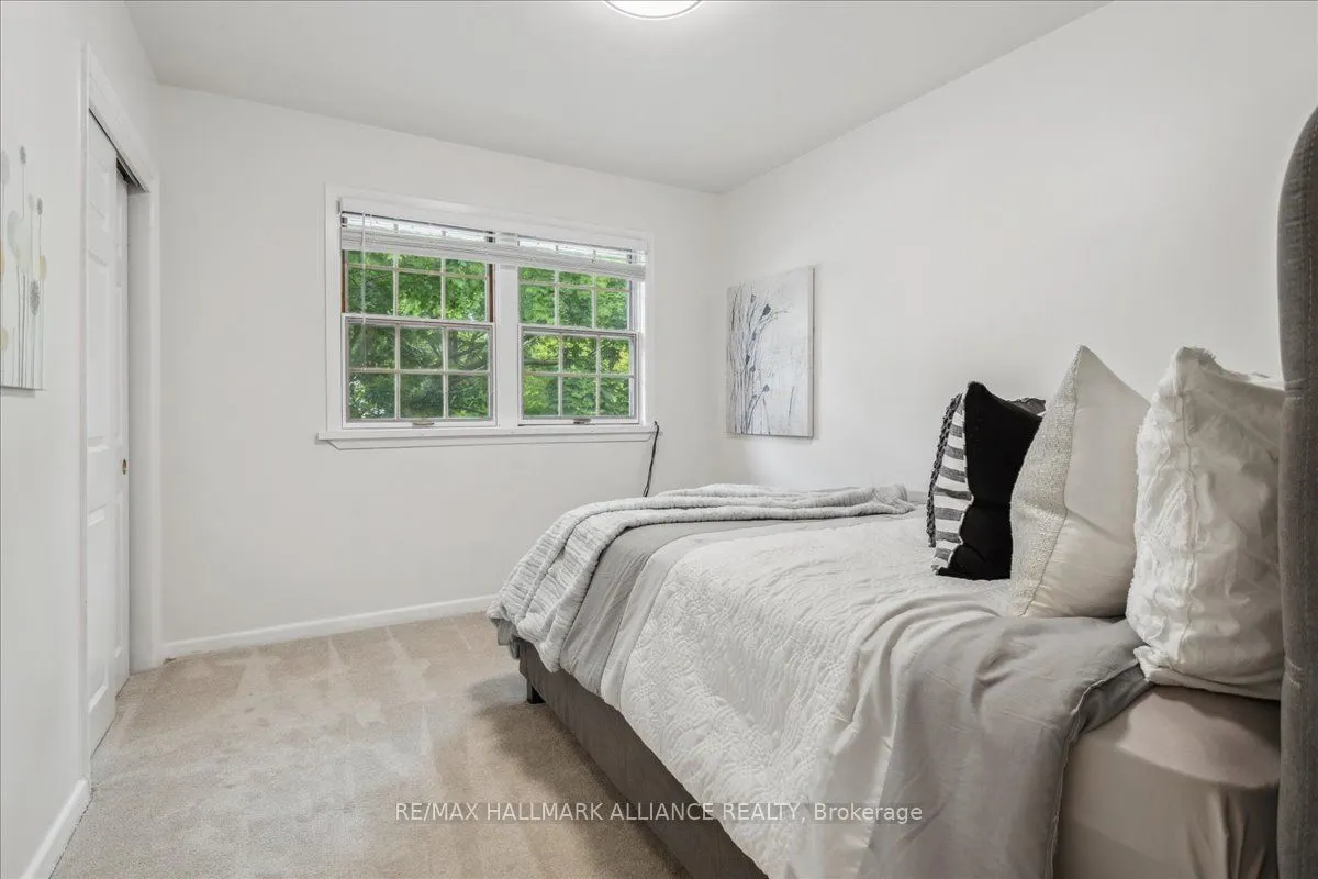 222 Alscot Crescent
