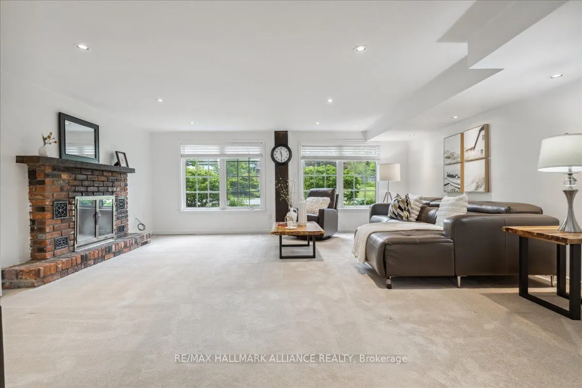 222 Alscot Crescent