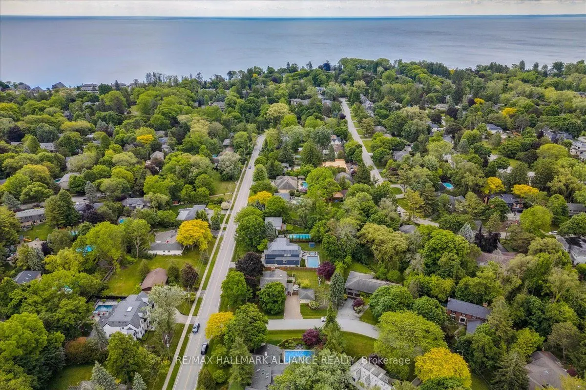 222 Alscot Crescent