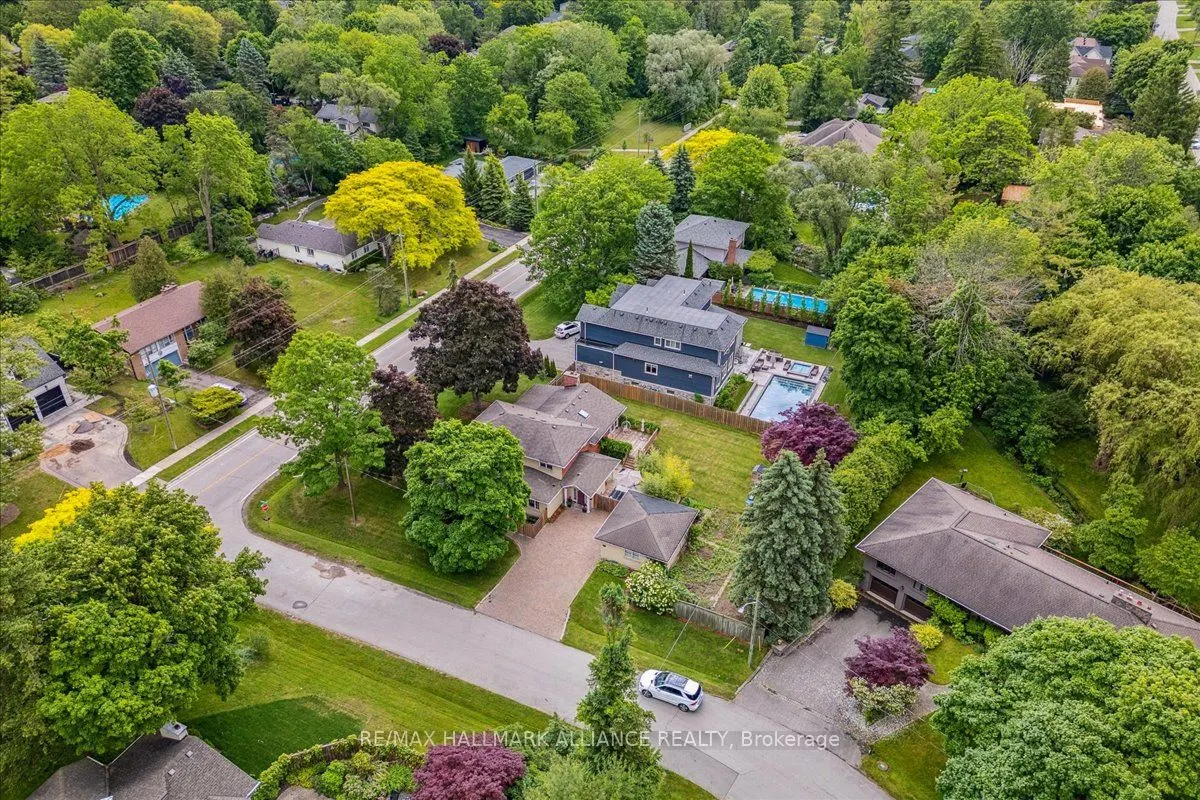 222 Alscot Crescent