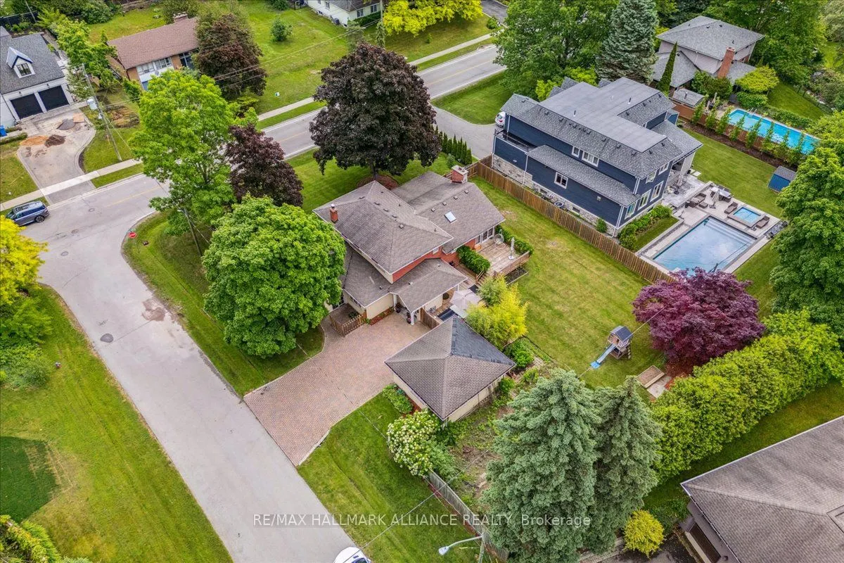222 Alscot Crescent