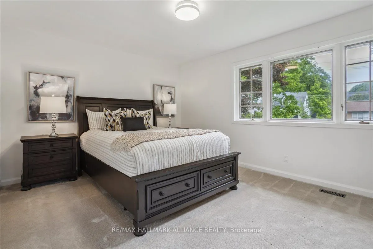 222 Alscot Crescent