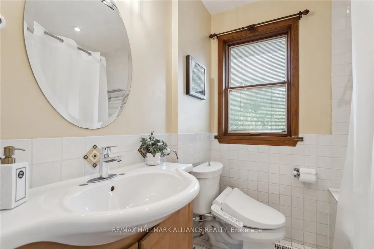 222 Alscot Crescent