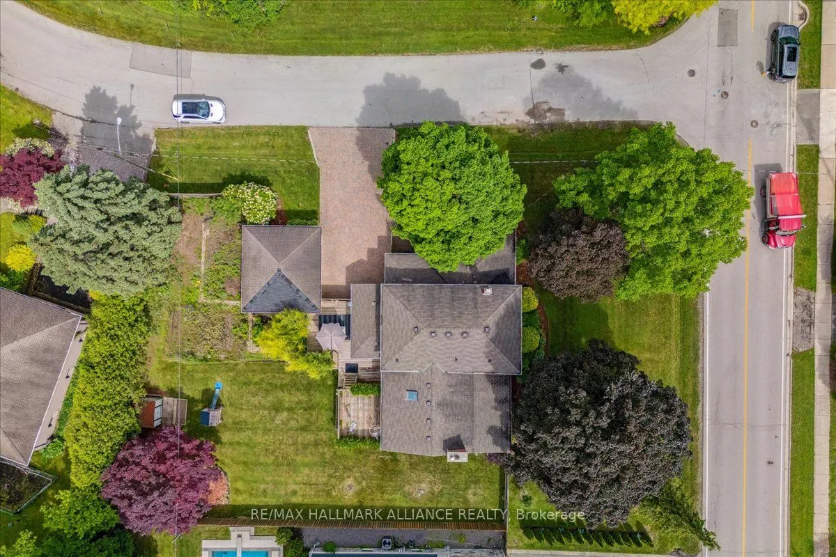 222 Alscot Crescent