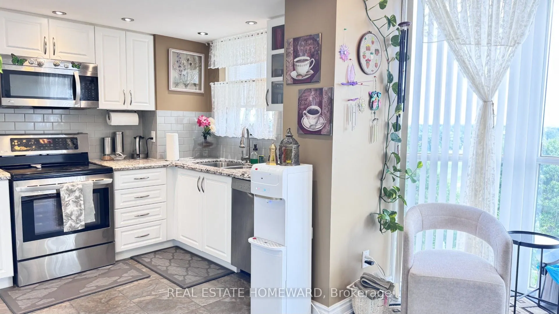 880 Dundas Street W, #407