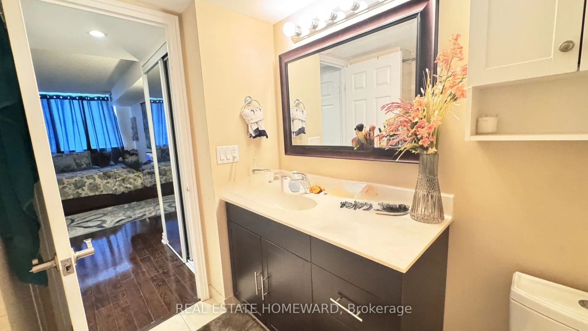 880 Dundas Street W, #407