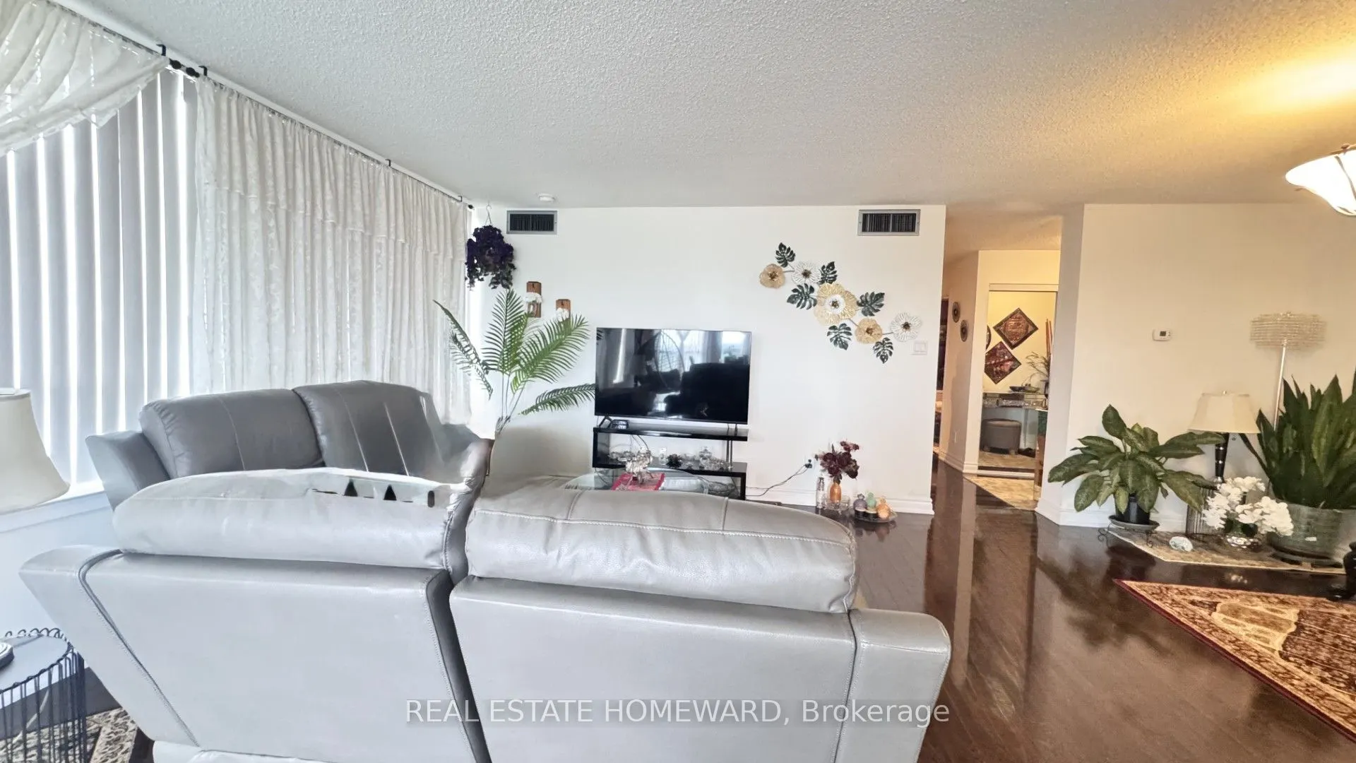 880 Dundas Street W, #407