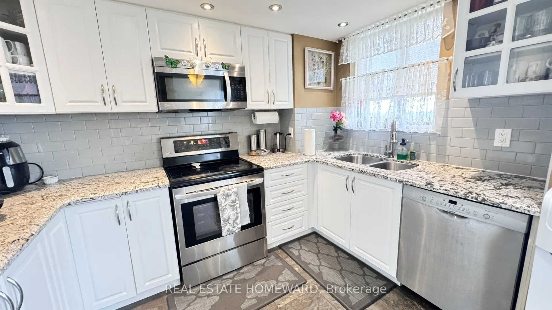 880 Dundas Street W, #407