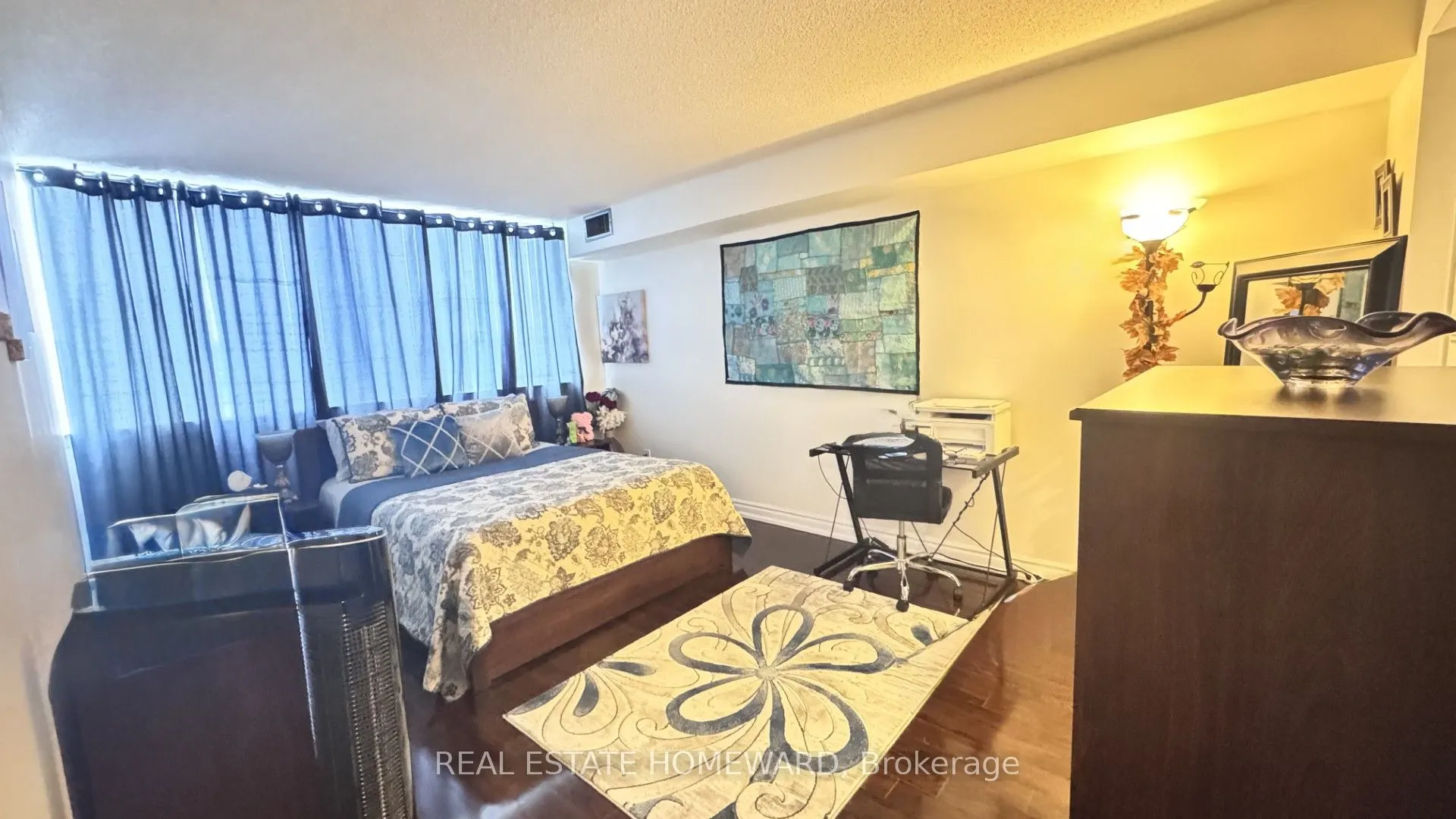 880 Dundas Street W, #407