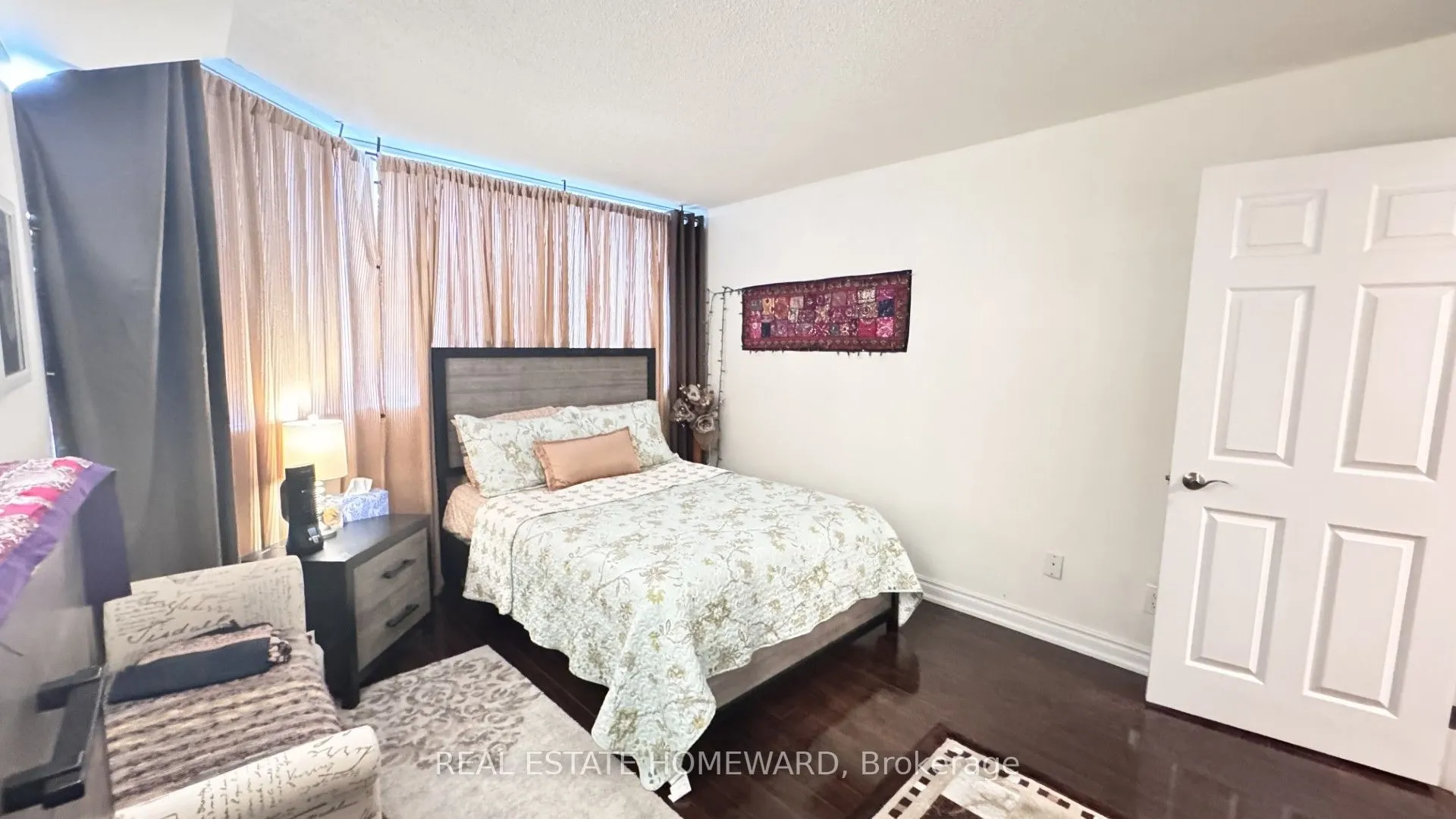 880 Dundas Street W, #407