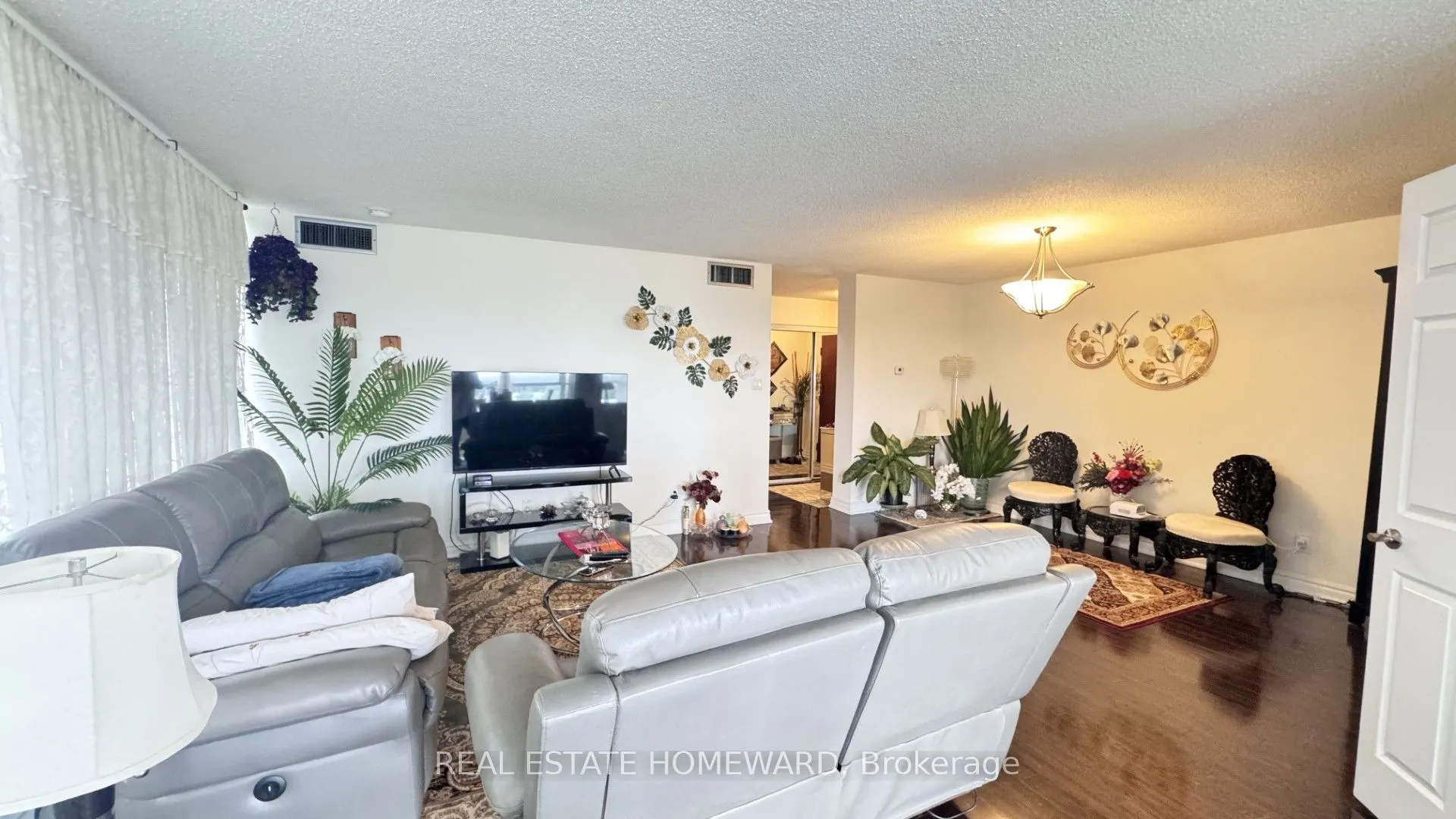 880 Dundas Street W, #407