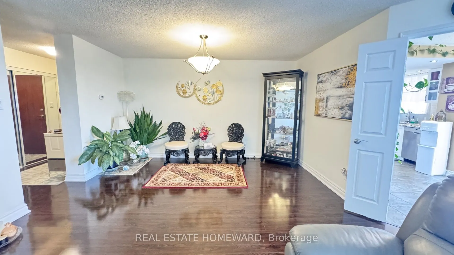 880 Dundas Street W, #407