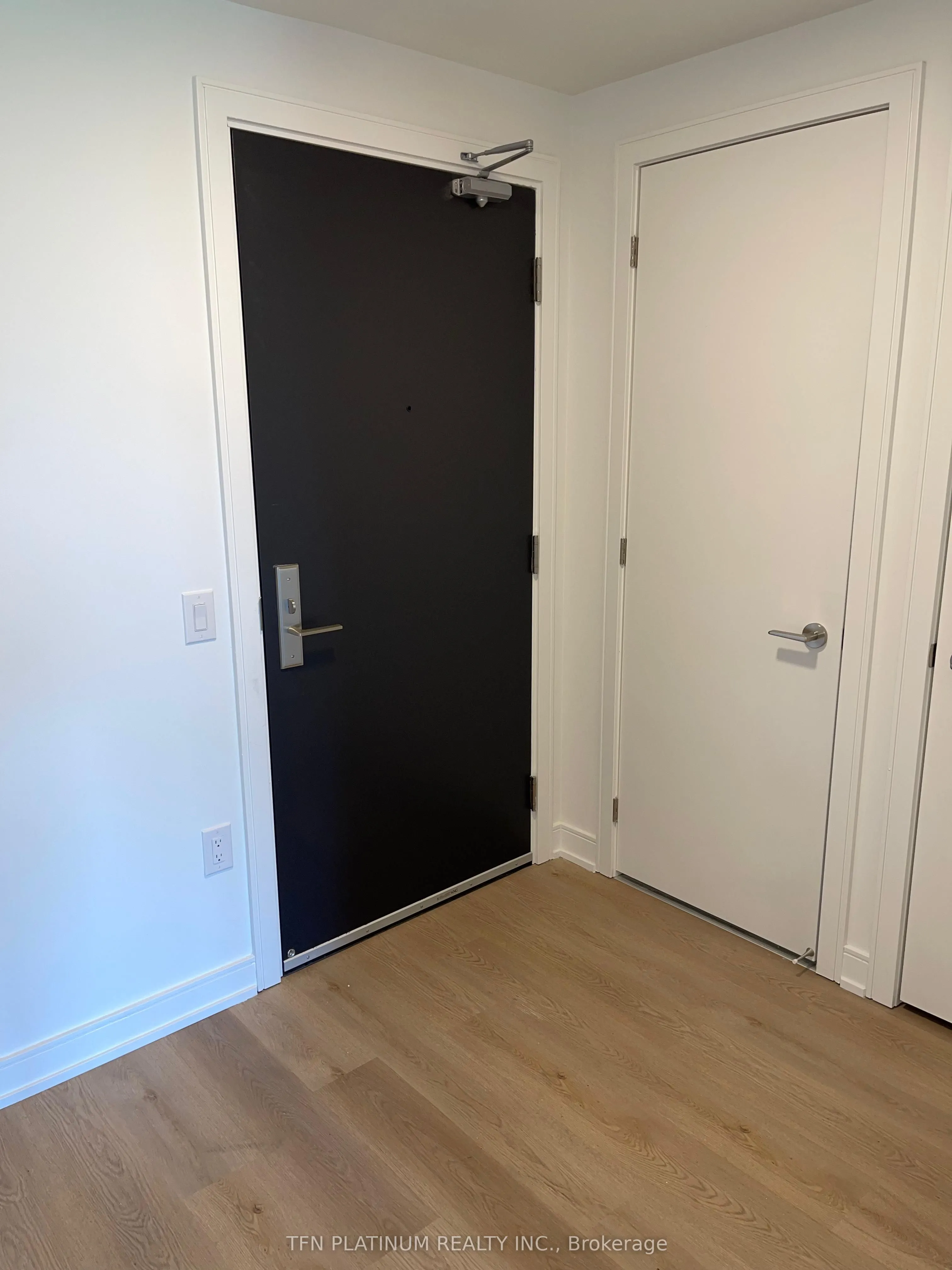 89 Dundas Street W, #529